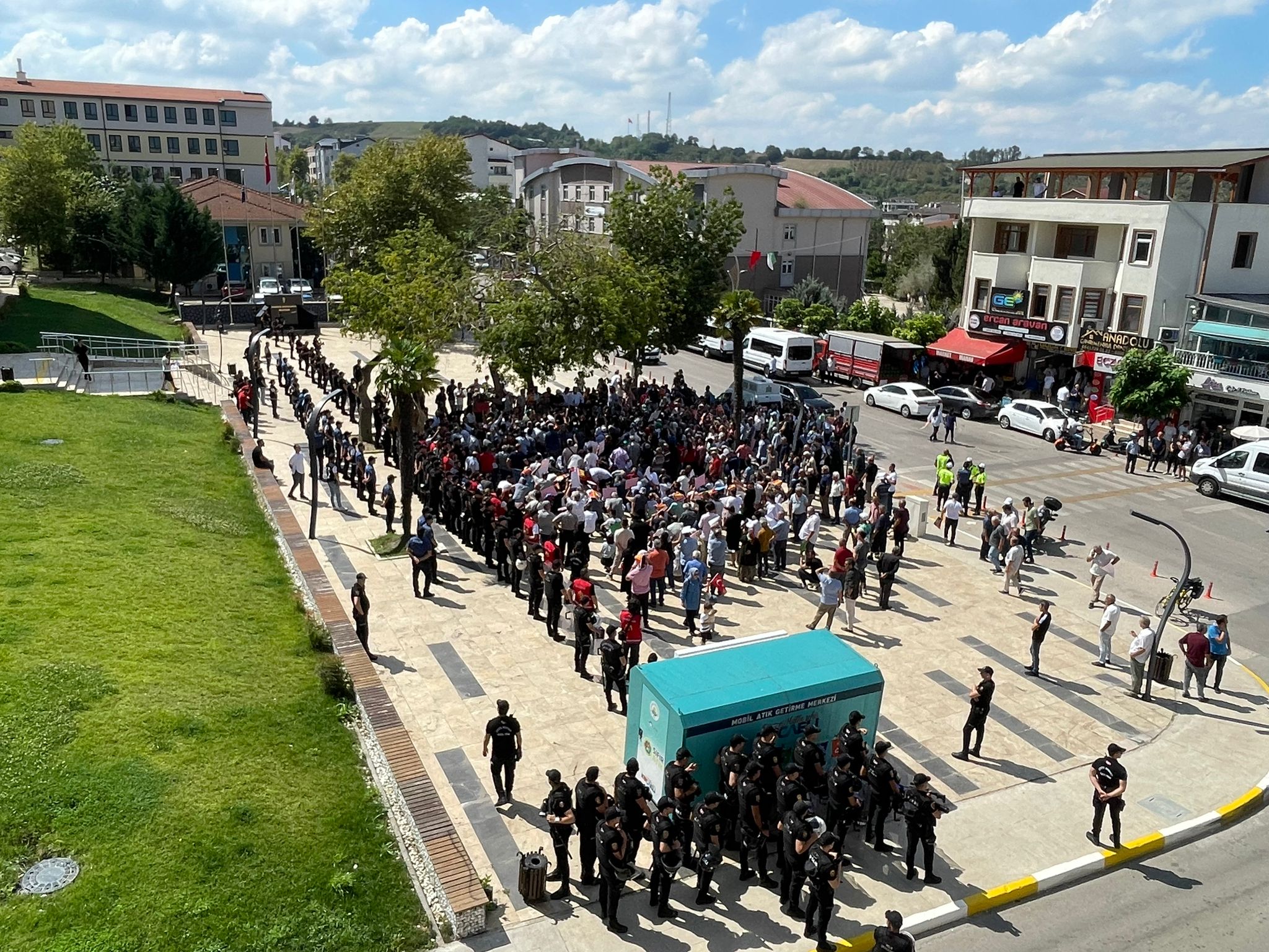 ÇED toplantısı sonrası Kandıra halkı belediyeye doğru yürüyüşe çıktı - Resim : 10