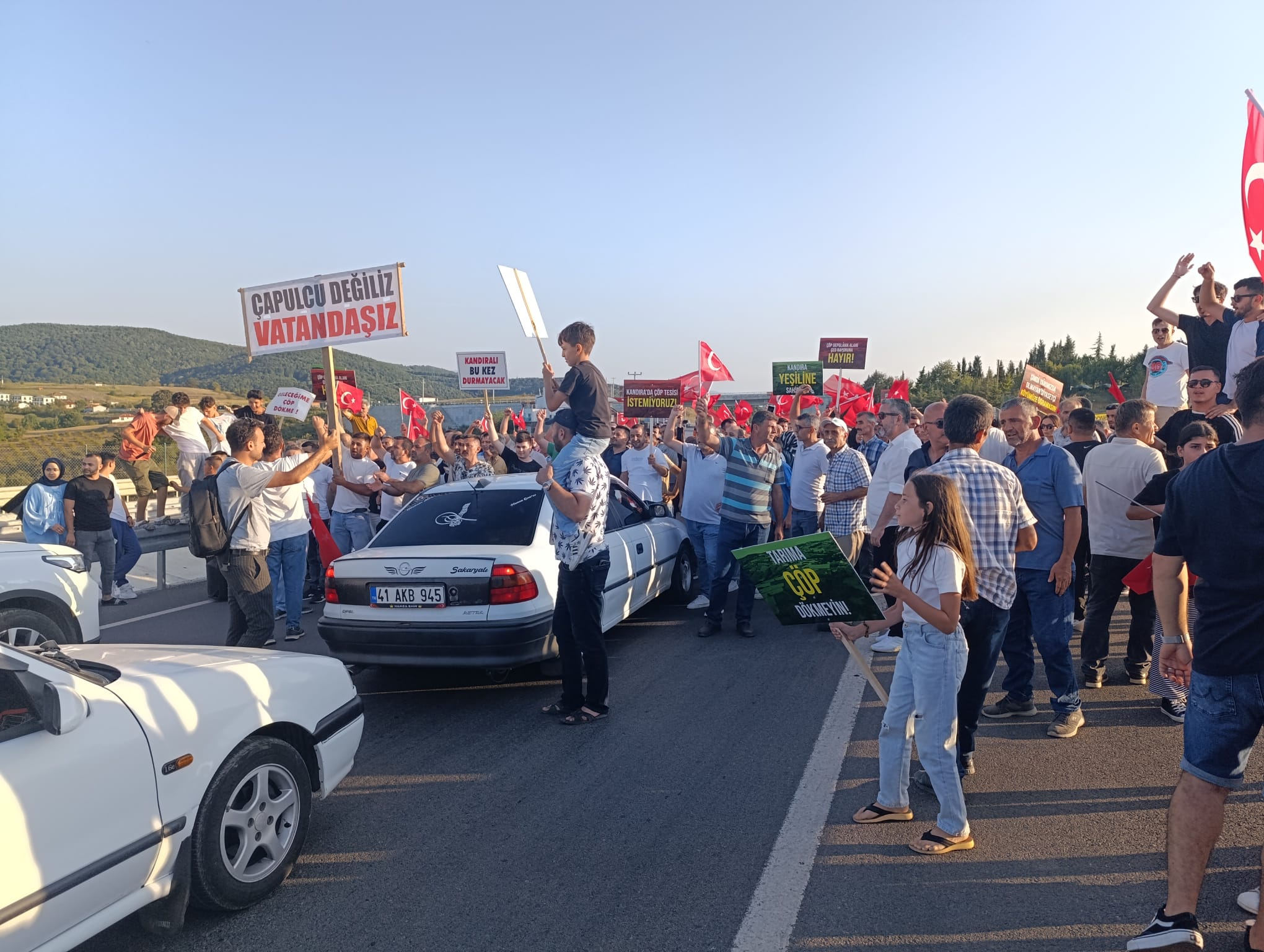 Çöp tesisini protesto eden Kandıralılar yolu trafiğe kapattı - Resim : 9