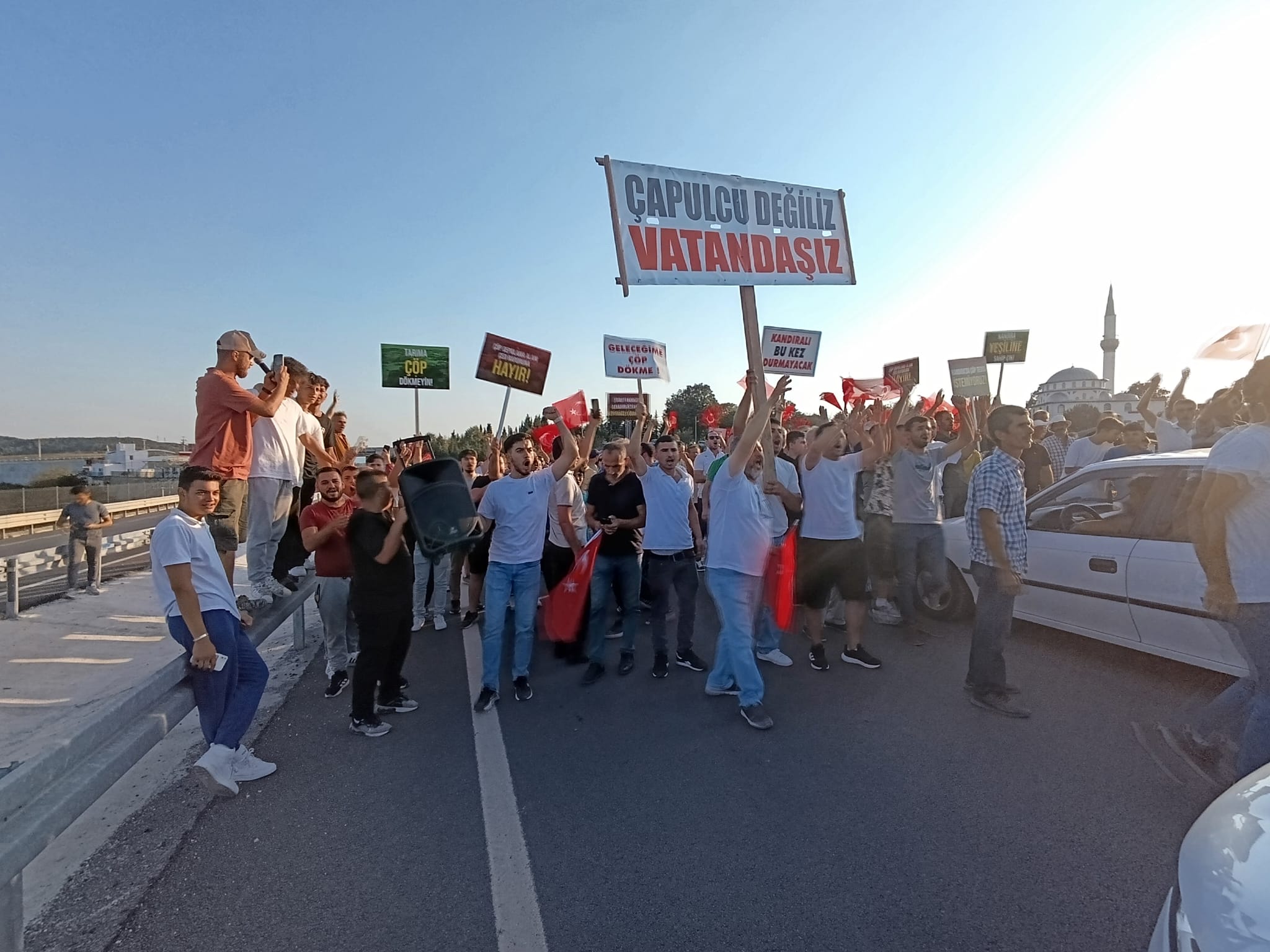 Çöp tesisini protesto eden Kandıralılar yolu trafiğe kapattı - Resim : 8