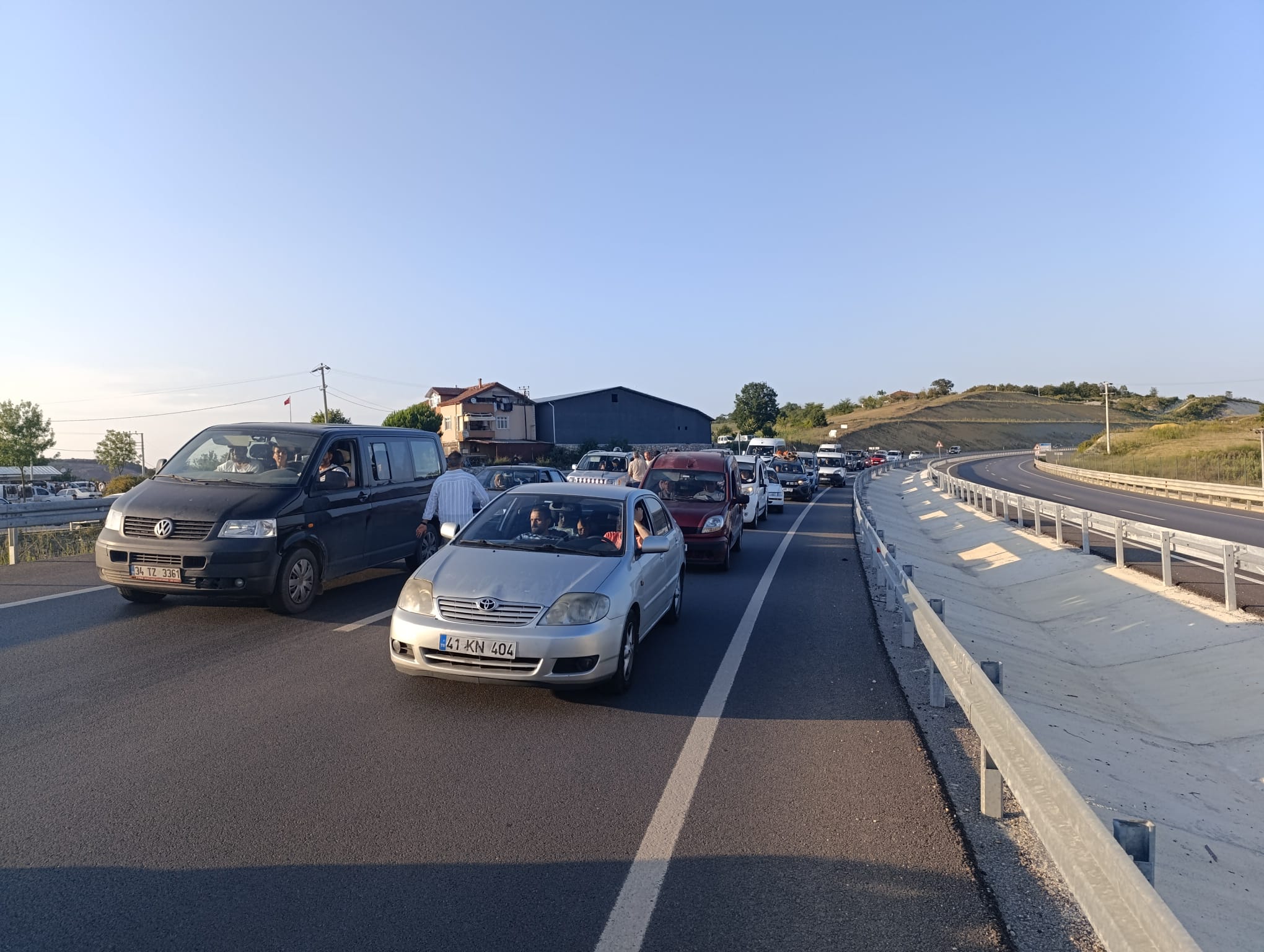 Çöp tesisini protesto eden Kandıralılar yolu trafiğe kapattı - Resim : 7