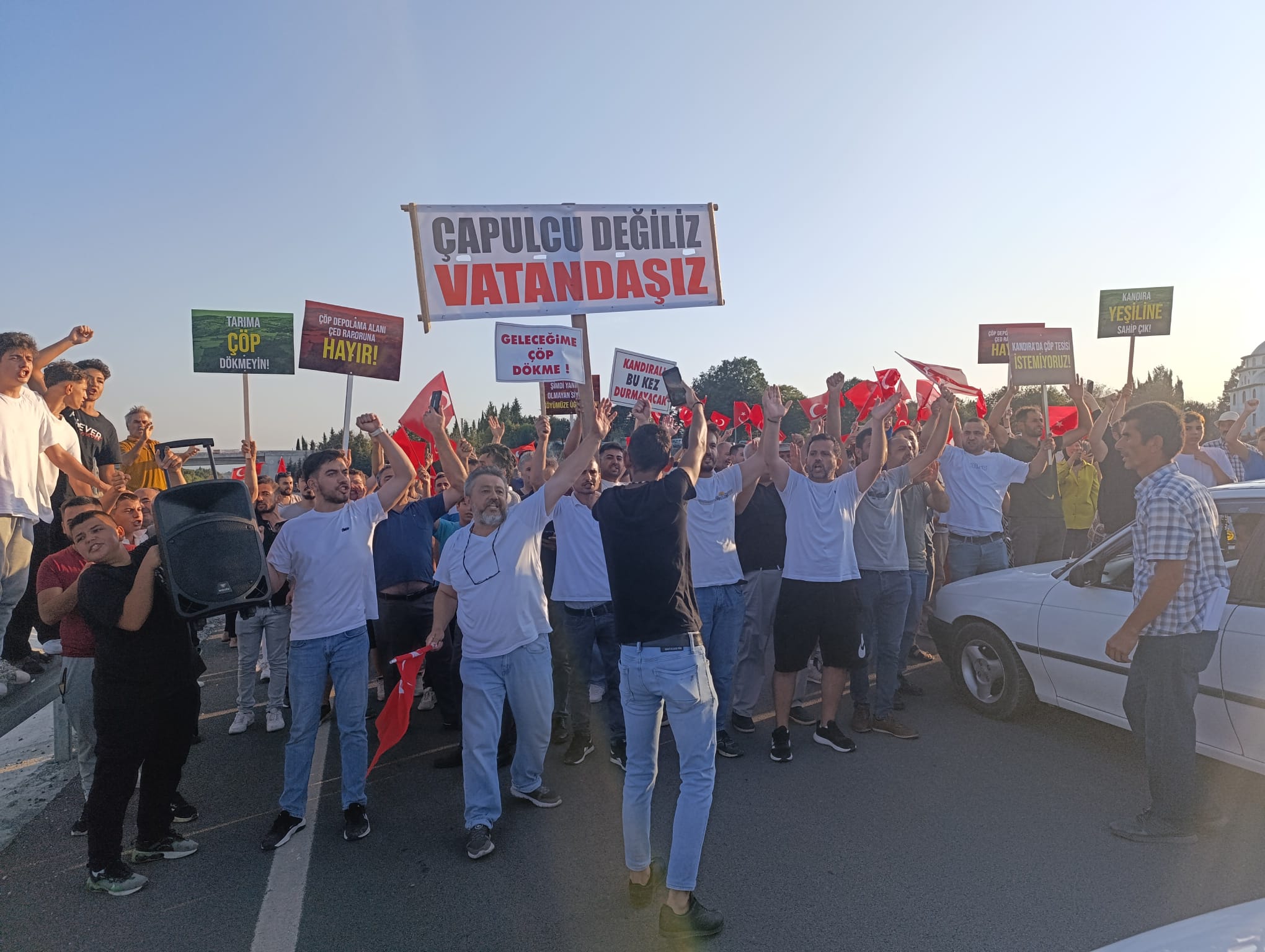 Çöp tesisini protesto eden Kandıralılar yolu trafiğe kapattı - Resim : 1