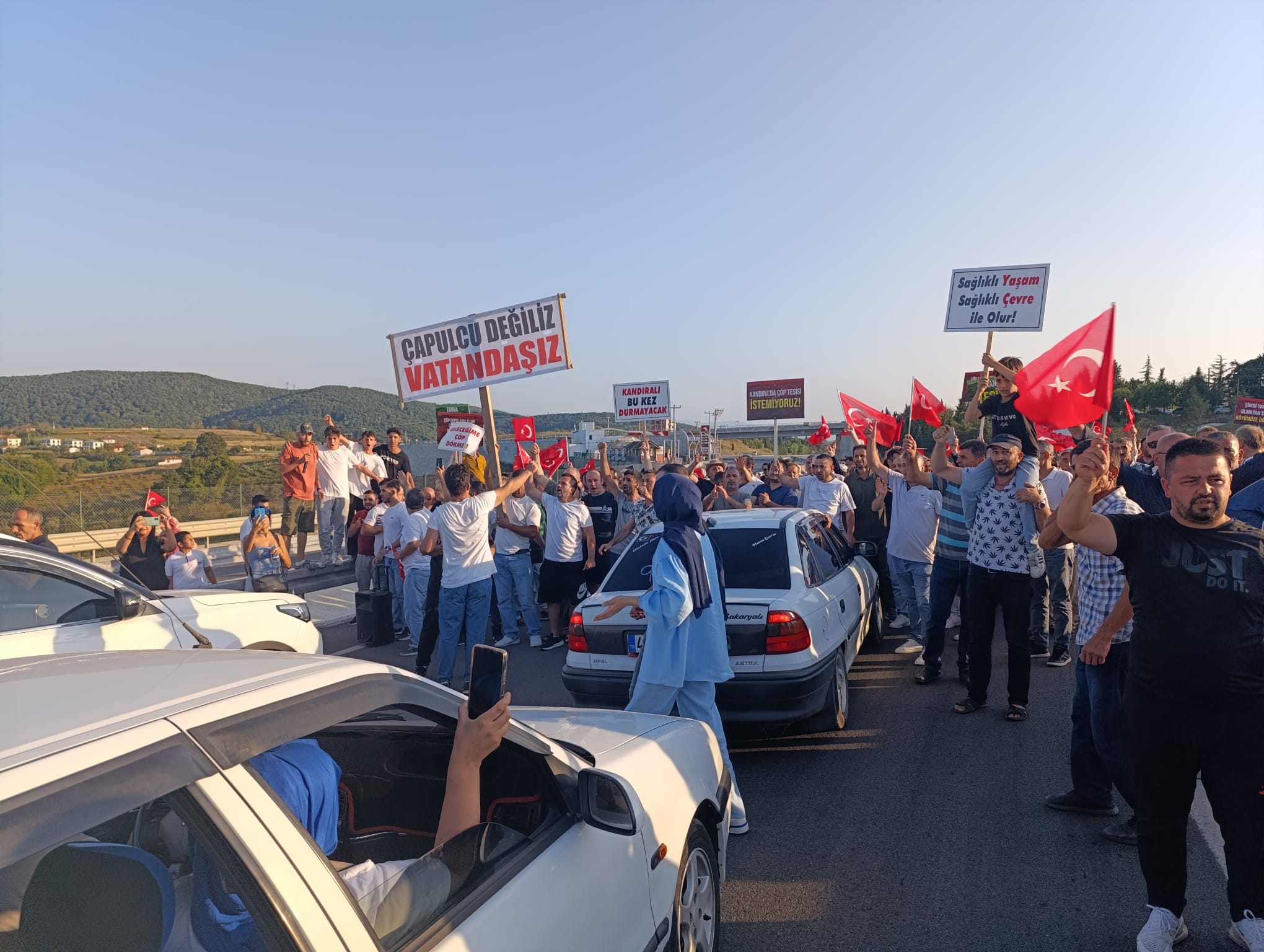 Çöp tesisini protesto eden Kandıralılar yolu trafiğe kapattı - Resim : 6