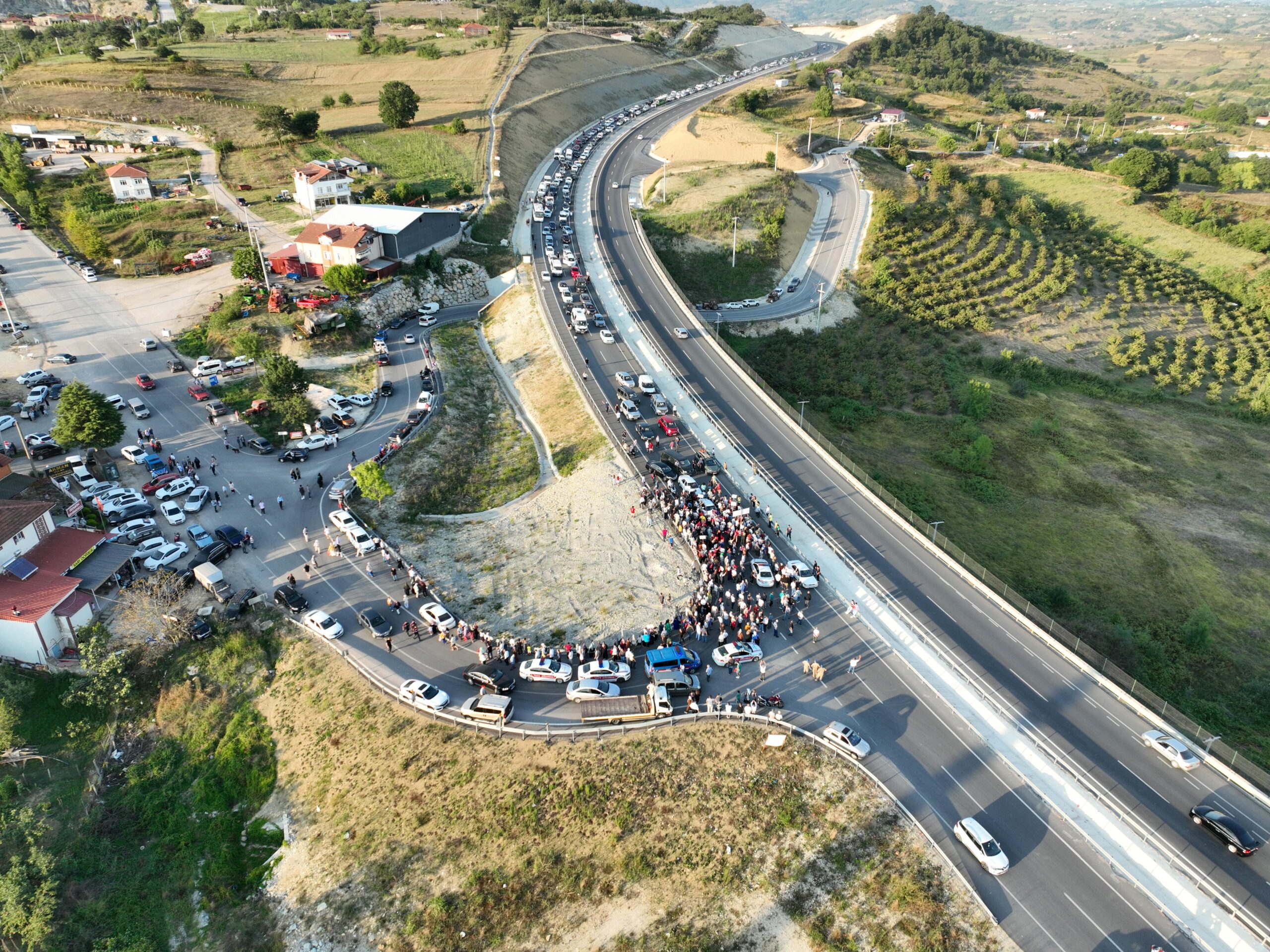 Çöp tesisini protesto eden Kandıralılar yolu trafiğe kapattı - Resim : 5