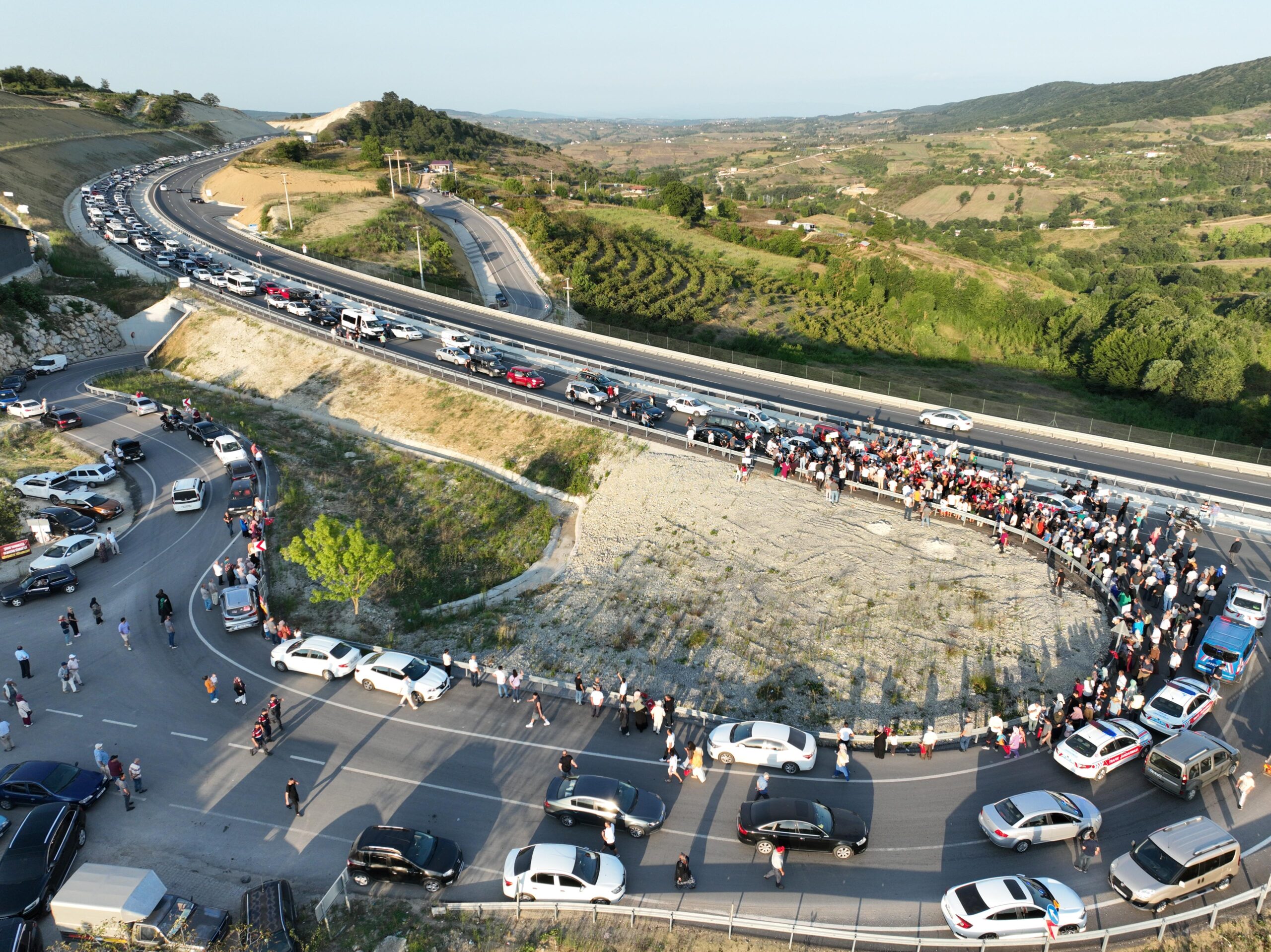 Çöp tesisini protesto eden Kandıralılar yolu trafiğe kapattı - Resim : 3