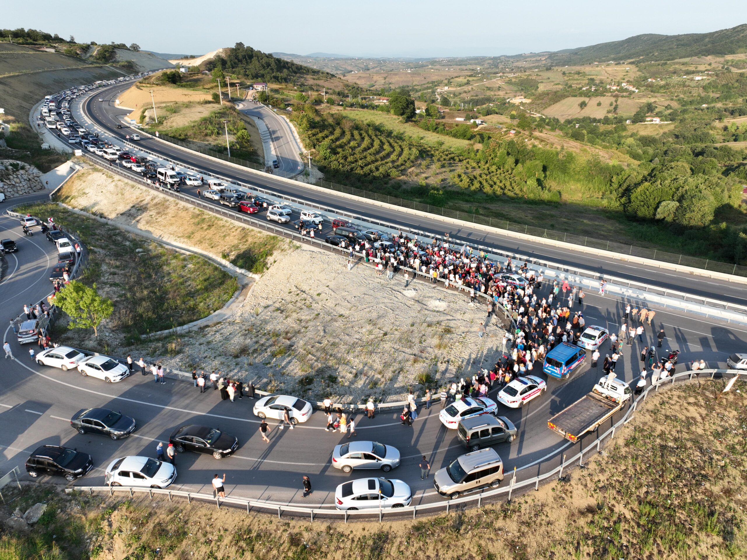 Çöp tesisini protesto eden Kandıralılar yolu trafiğe kapattı - Resim : 2