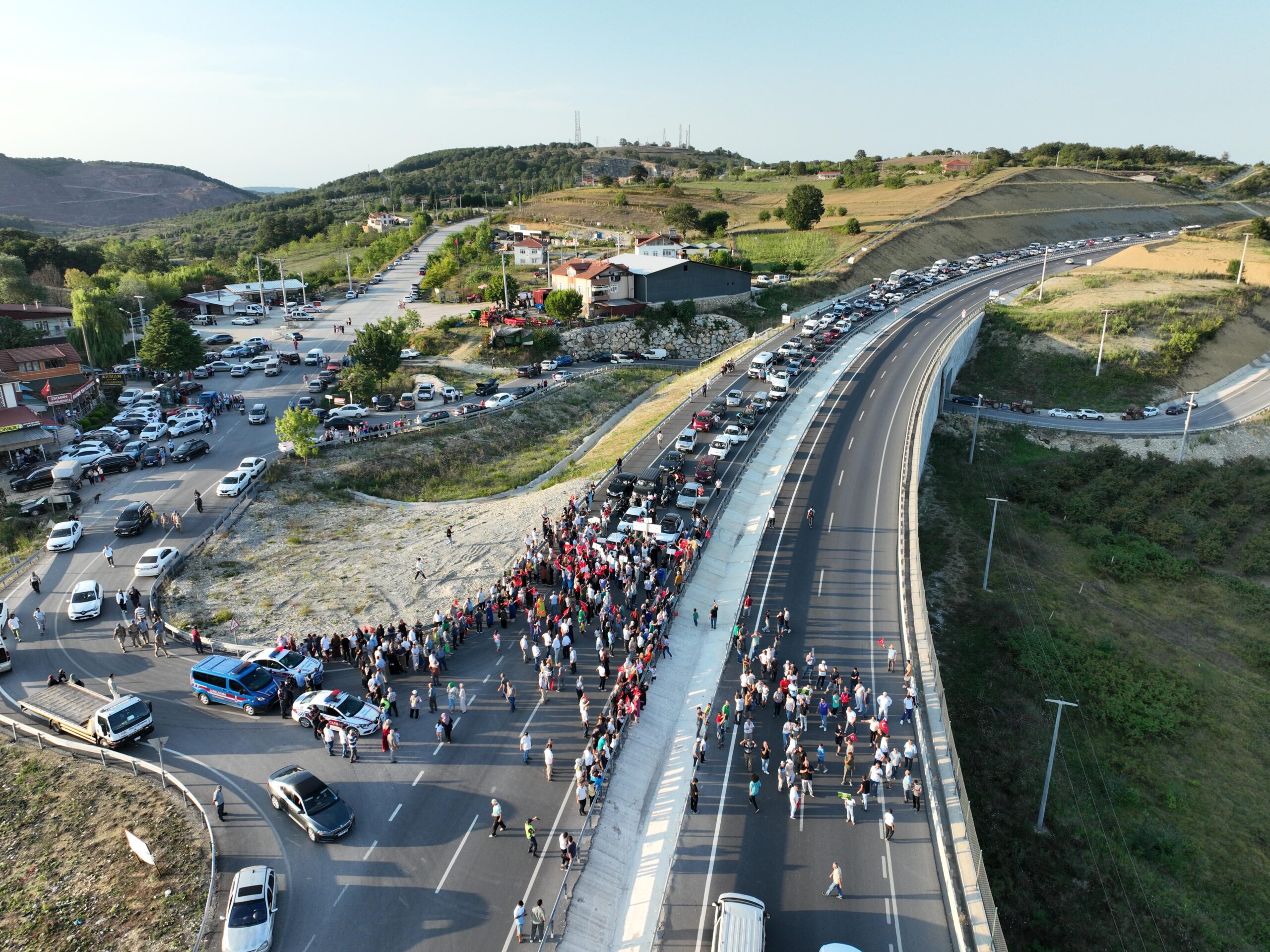 Çöp tesisini protesto eden Kandıralılar yolu trafiğe kapattı - Resim : 4