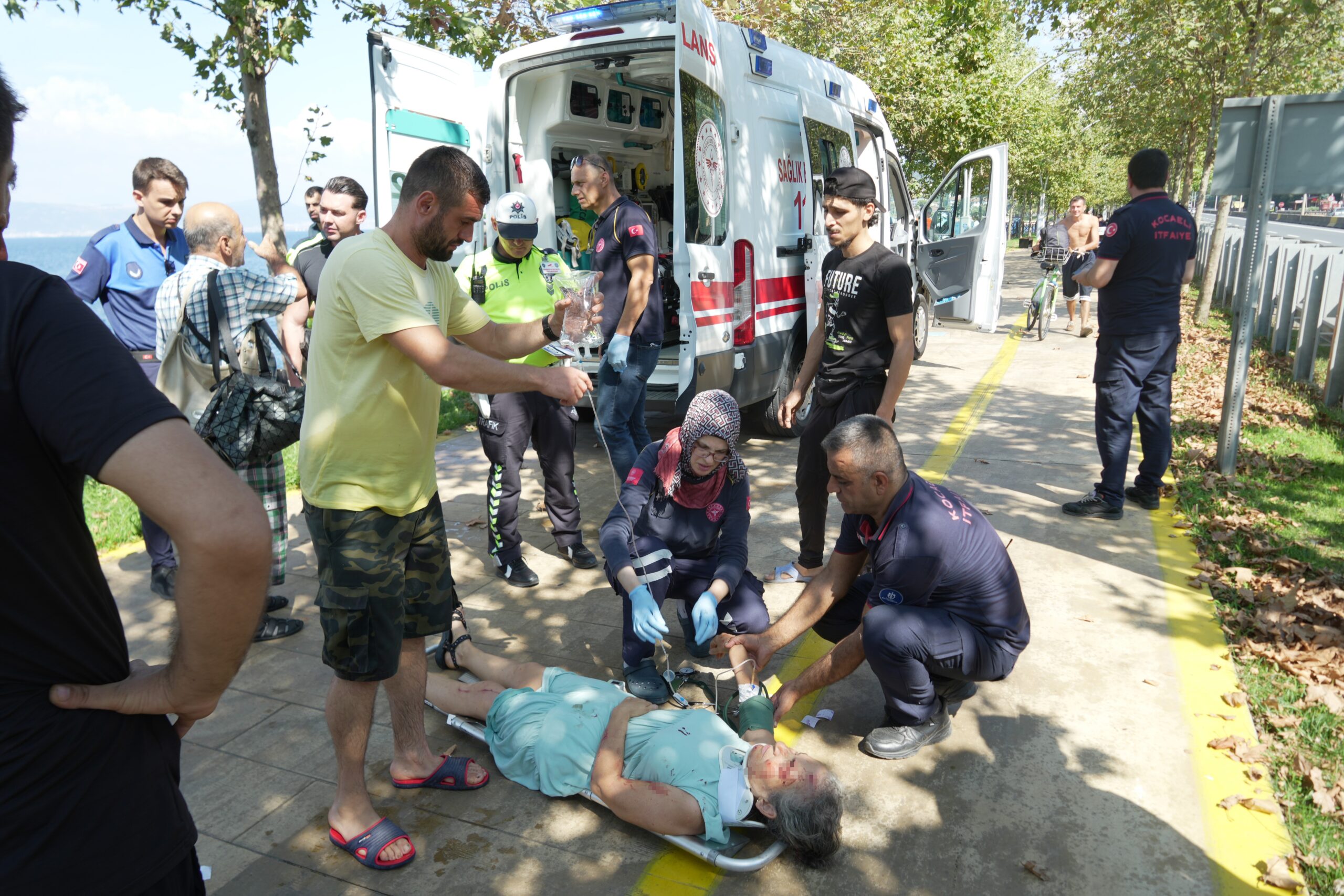 Elektrikli bisikletle denize düştüler - Resim : 3