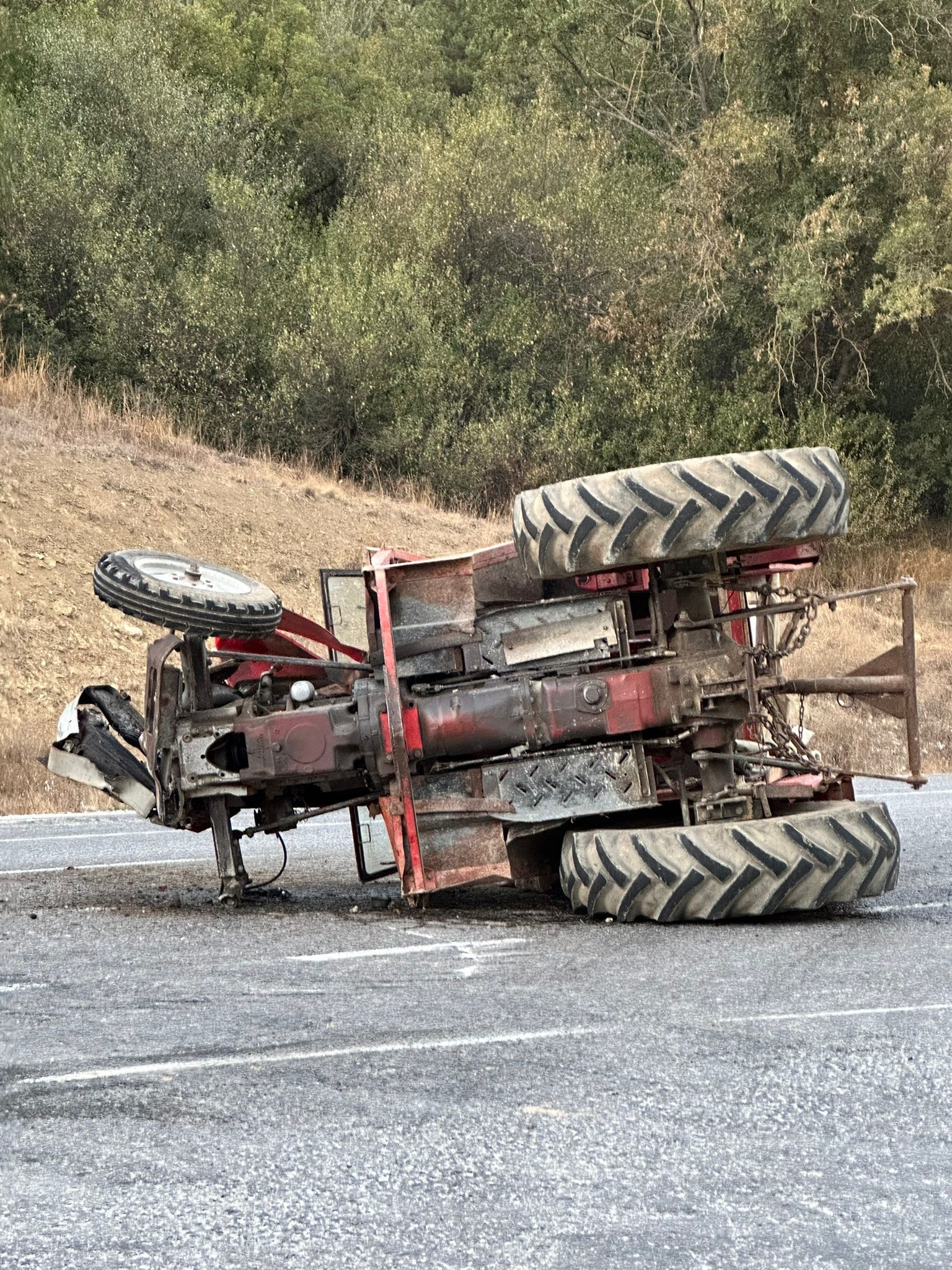 Feci kaza! Minibüsle traktör çarpıştı, yaralılar var - Resim : 1