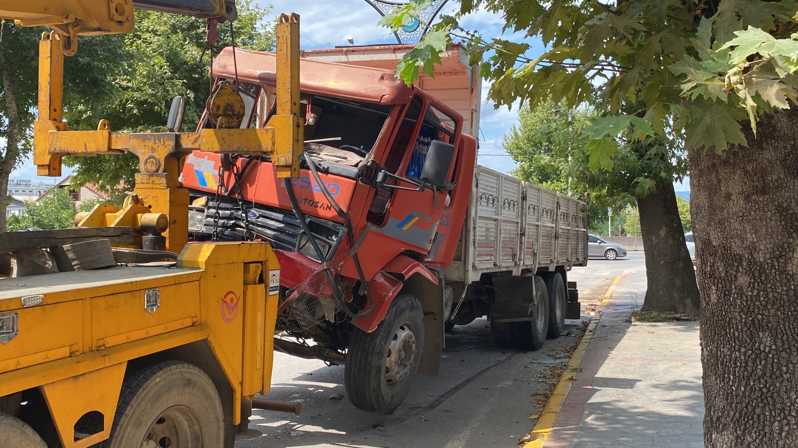 Freni boşalan kamyon korku dolu anlara sebep oldu - Resim : 2