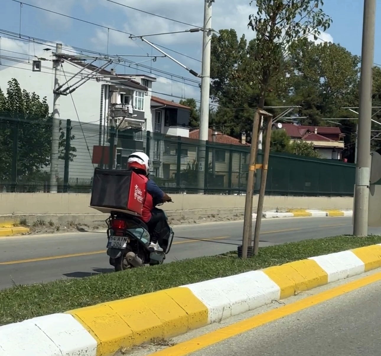 Güvenliği hiçe saydı! Kurye ters yönde tehlike saçtı - Resim : 5