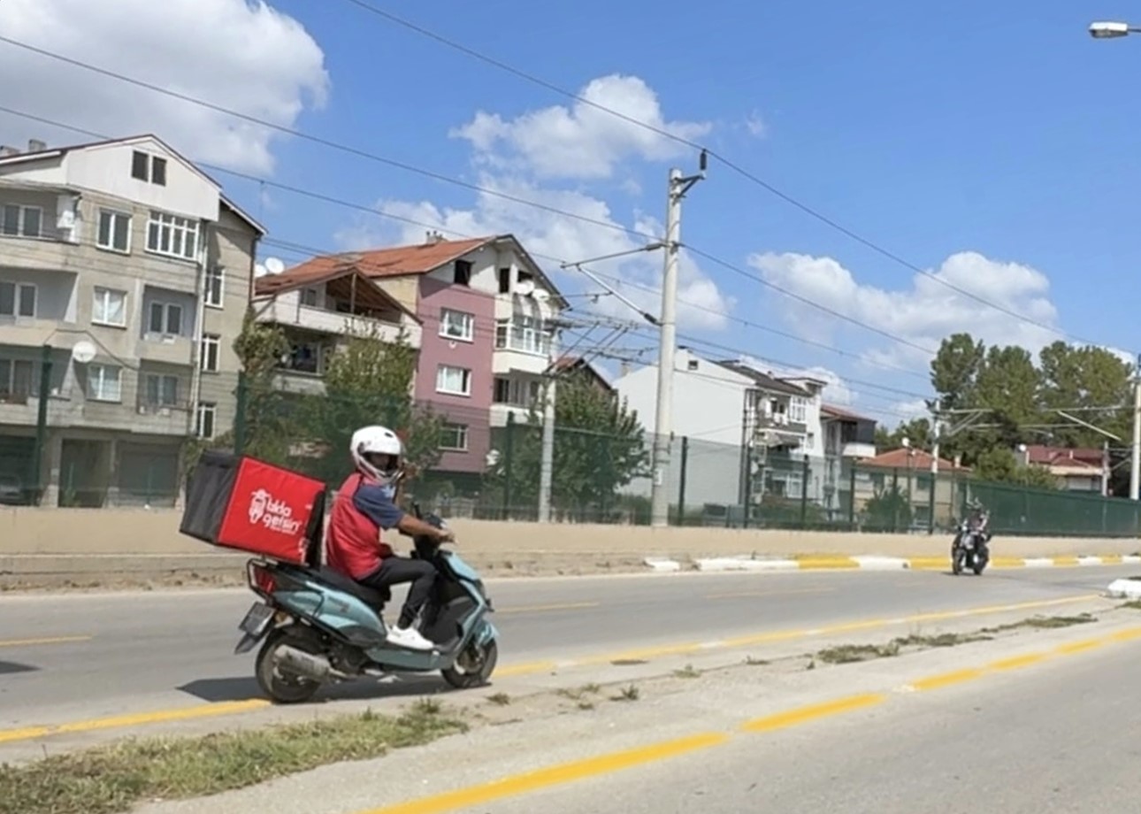 Güvenliği hiçe saydı! Kurye ters yönde tehlike saçtı - Resim : 2