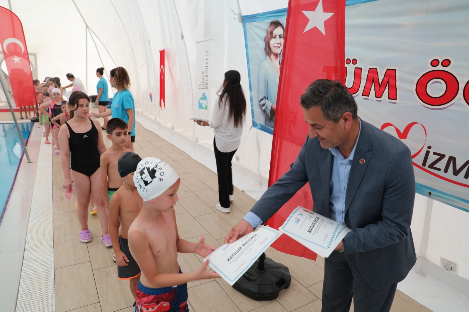 Hem yüzdüler hem de sertifikalarını aldılar - Resim : 2