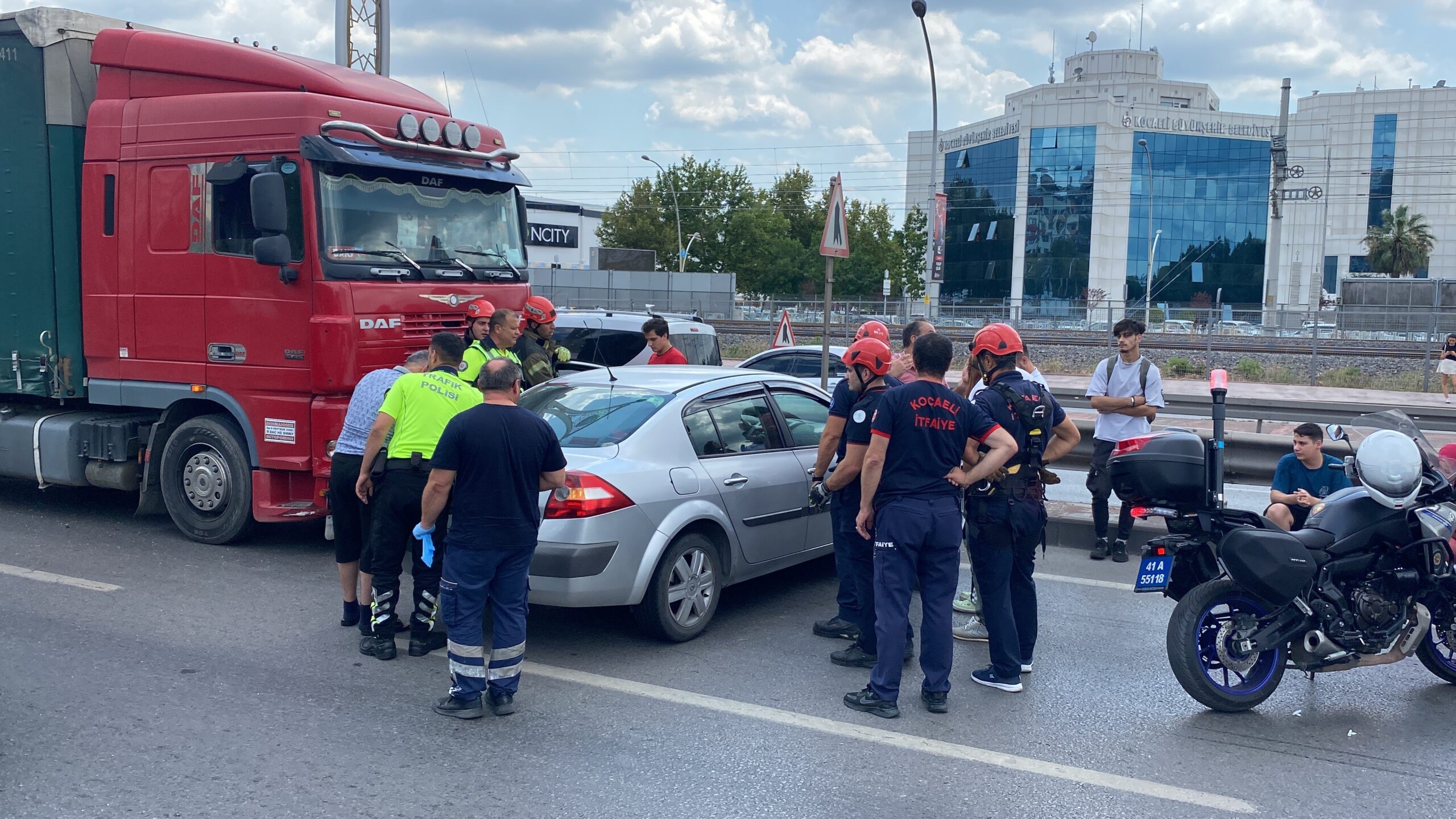 İzmit'te korkutan kaza! Tır ile otomobil çarpıştı - Resim : 4