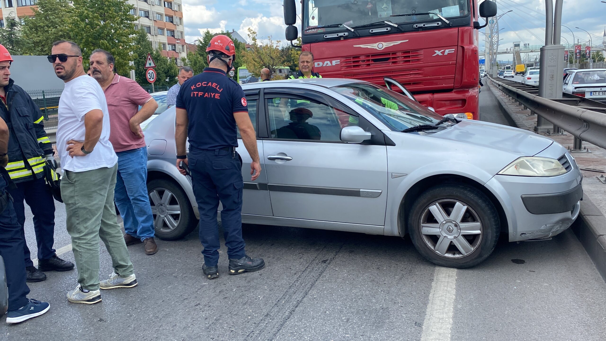 İzmit'te korkutan kaza! Tır ile otomobil çarpıştı - Resim : 3