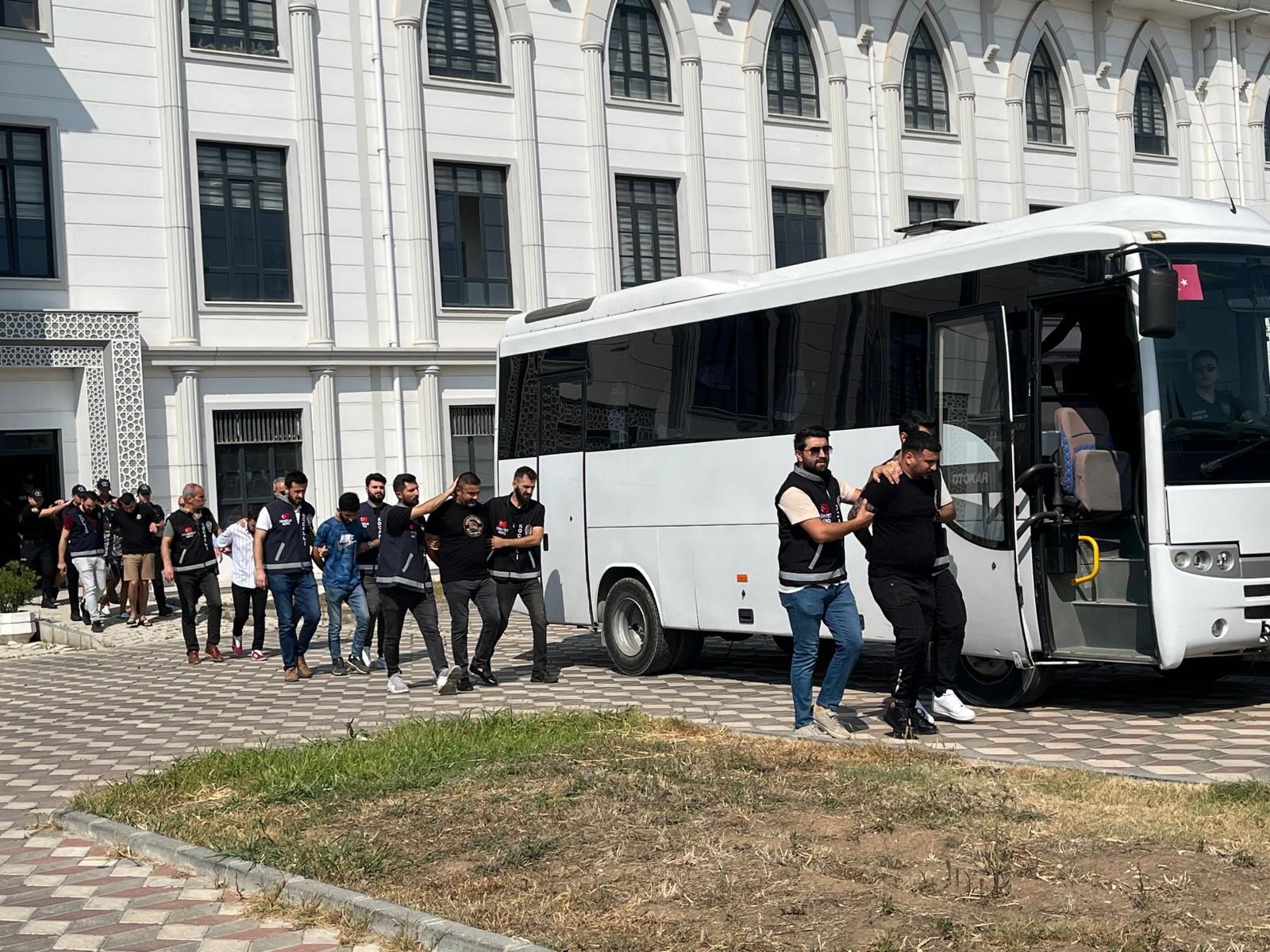 4 işyerini kurşunlayıp 1 kişiyi öldüren şahıslar tutuklandı! - Resim : 1