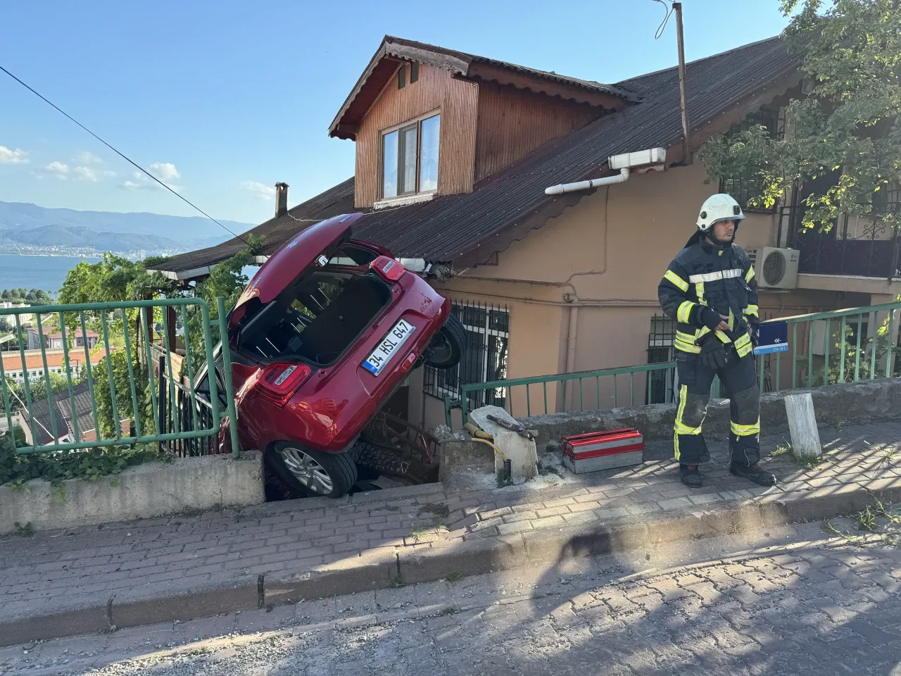 Korkutan kaza! Otomobil asılı kaldı - Resim : 3