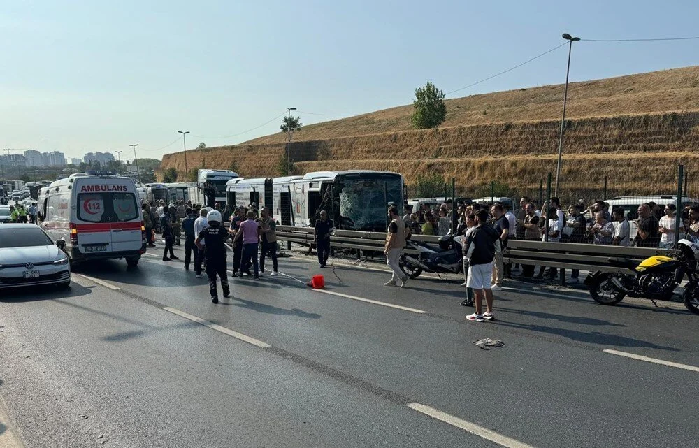 Küçükçekmece’de metrobüs kazası: Yaralılar var!