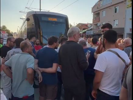 Korkunç kaza! Tramvayın altında kaldı - Resim : 2