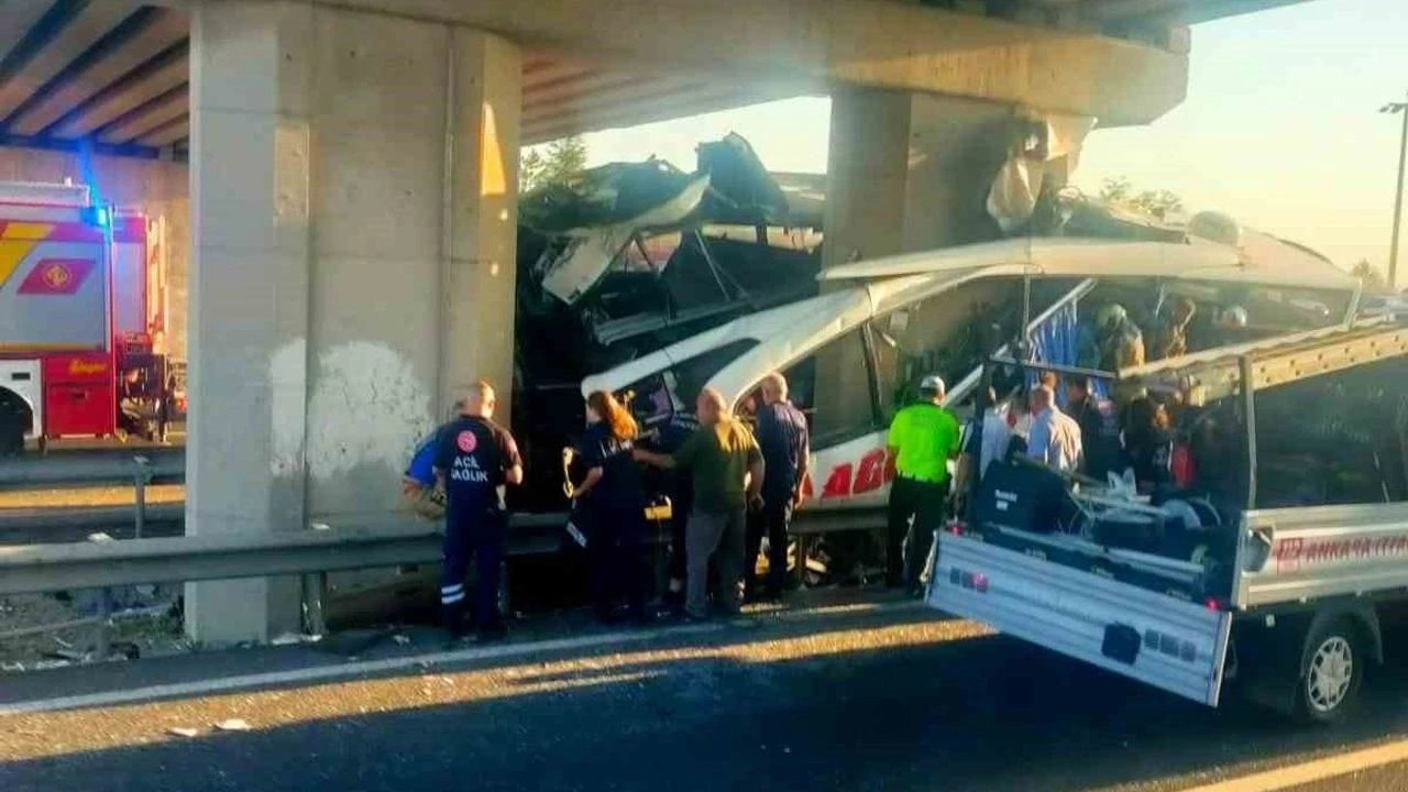 Otobüs köprüye saplandı: Çok sayıda ölü ve yaralı var! - Resim : 1