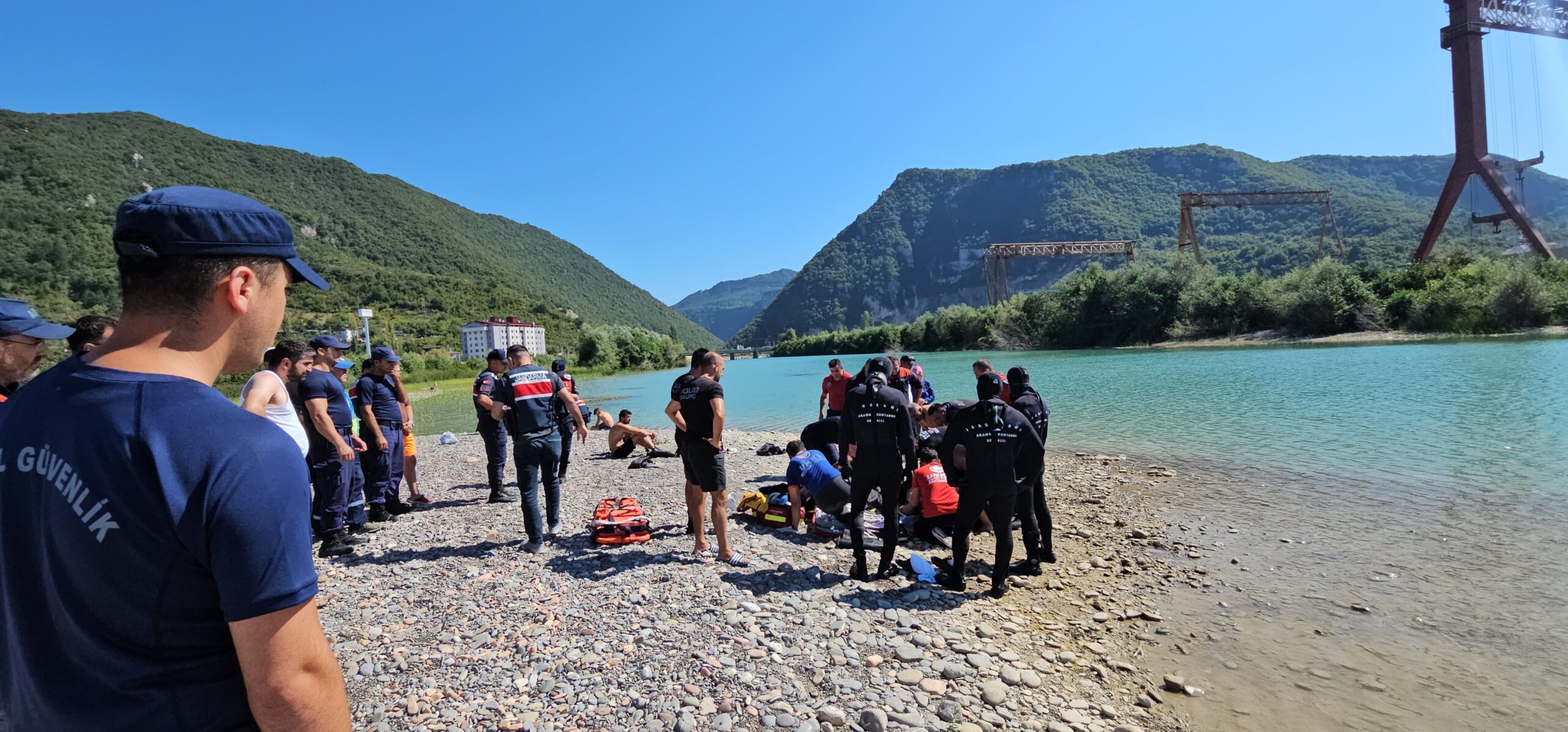 Serinlemek için dereye girmişti: Tüm müdahalelere rağmen... - Resim : 2