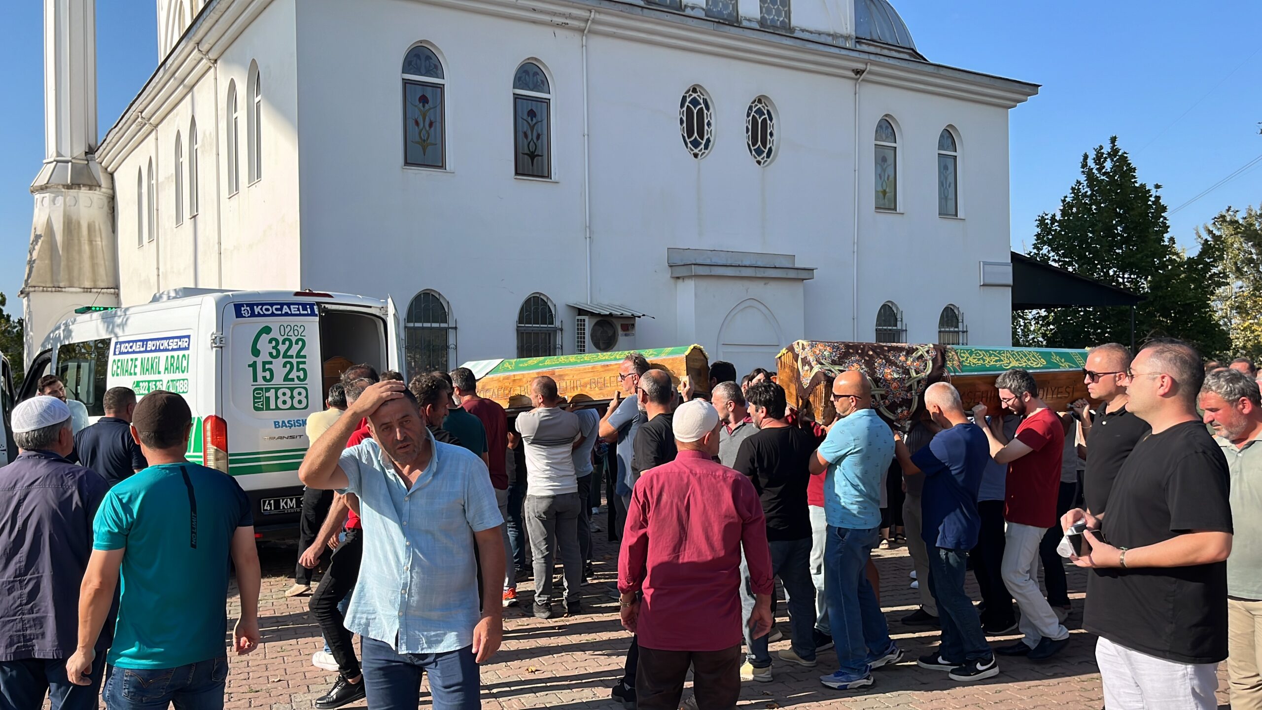 Tatilde öldürülen aile gözyaşları içinde toprağa verildi - Resim : 4