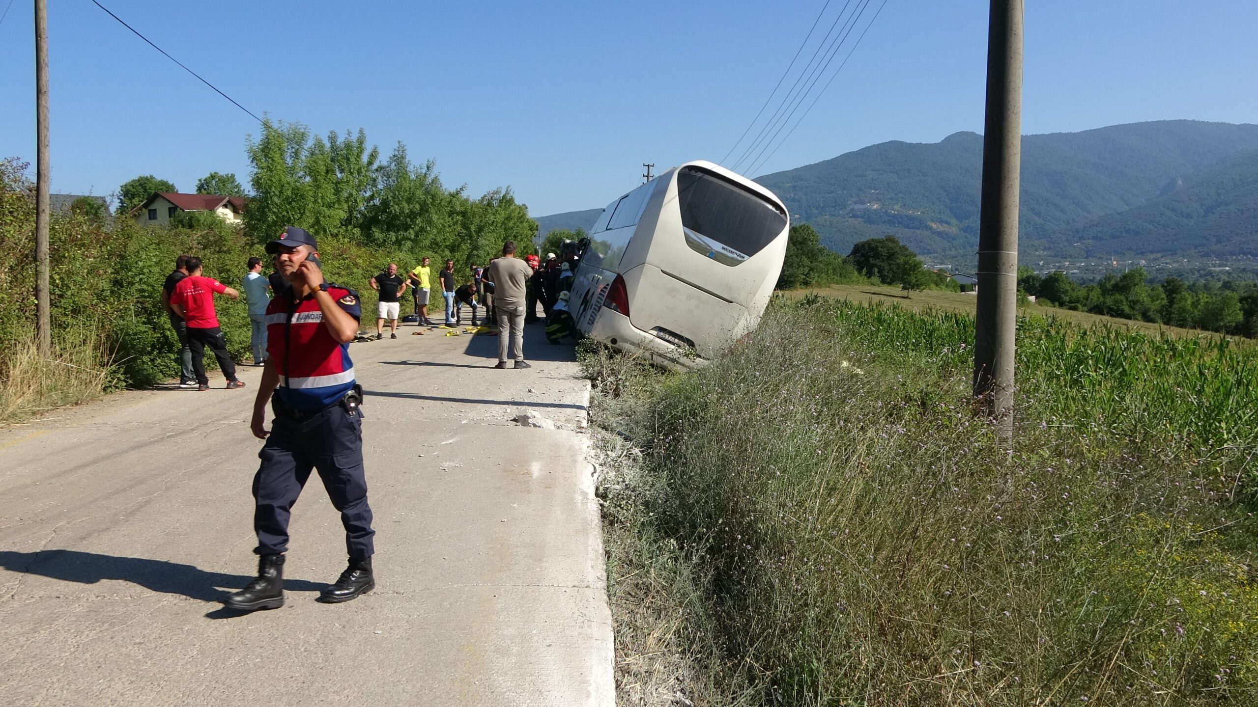 Tur otobüsü yan yattı: 43 kişi bir saatte kurtarıldı - Resim : 1