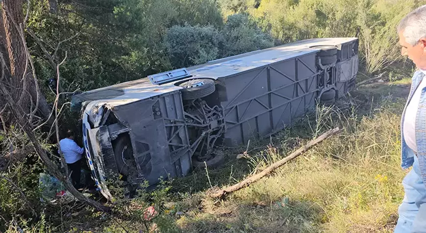 Yolcu otobüsü yan yattı: Onlarca yaralı var! - Resim : 1