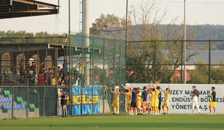 Belediye Derincespor’u deplasmanda destekleyen