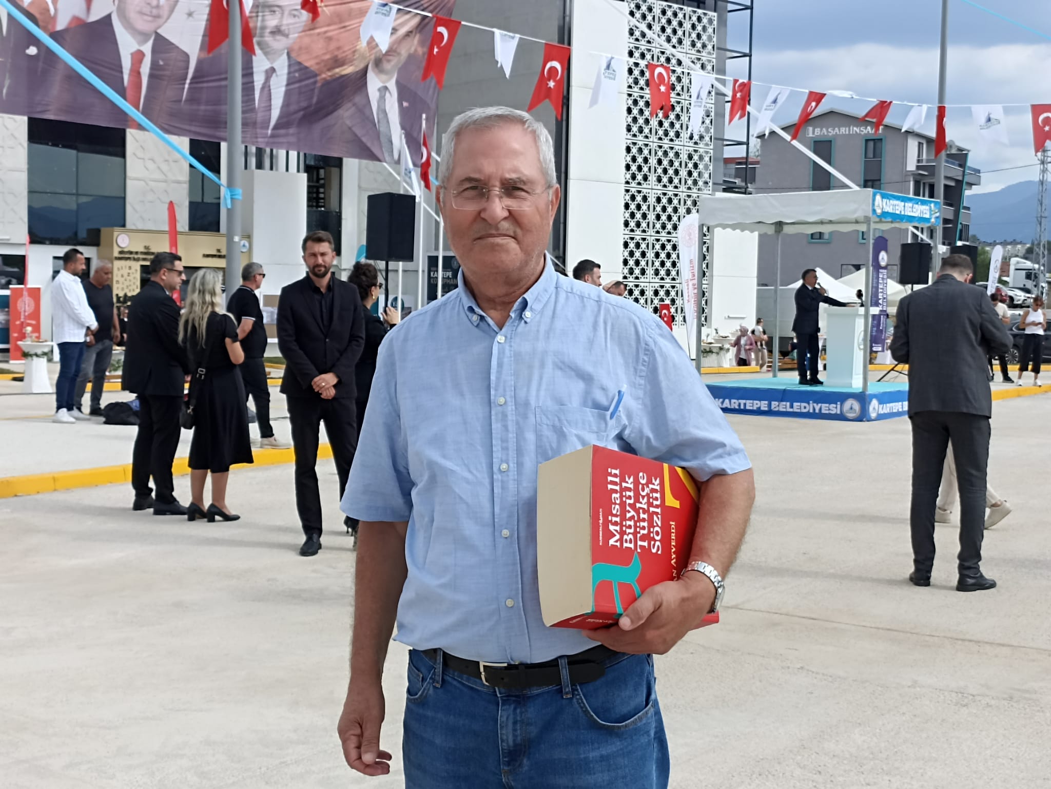 Bu fotoğrafın hikayesi bambaşka! İlk kütüphaneye en özel bağış - Resim : 1