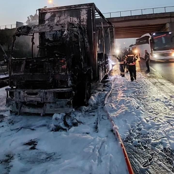 Geri dönüşüm kamyonu alev topuna döndü! - Resim : 1