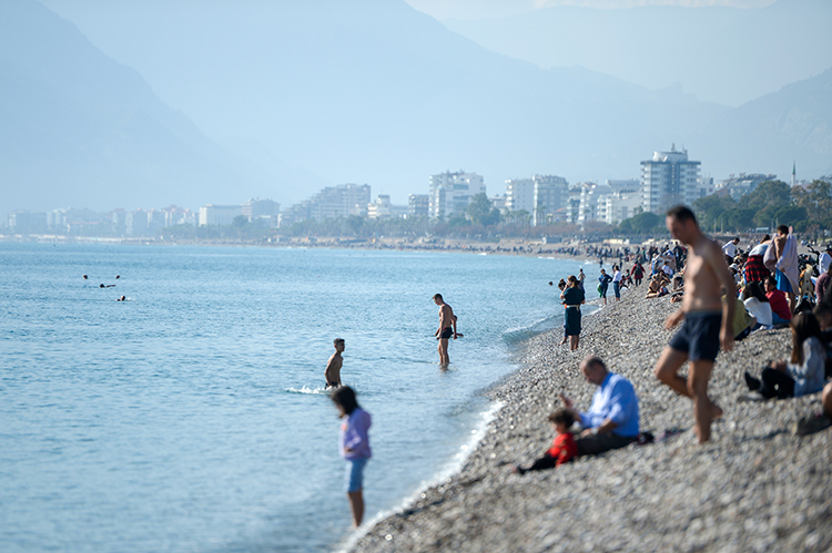 Malaga kentinde, görgü kurallarına