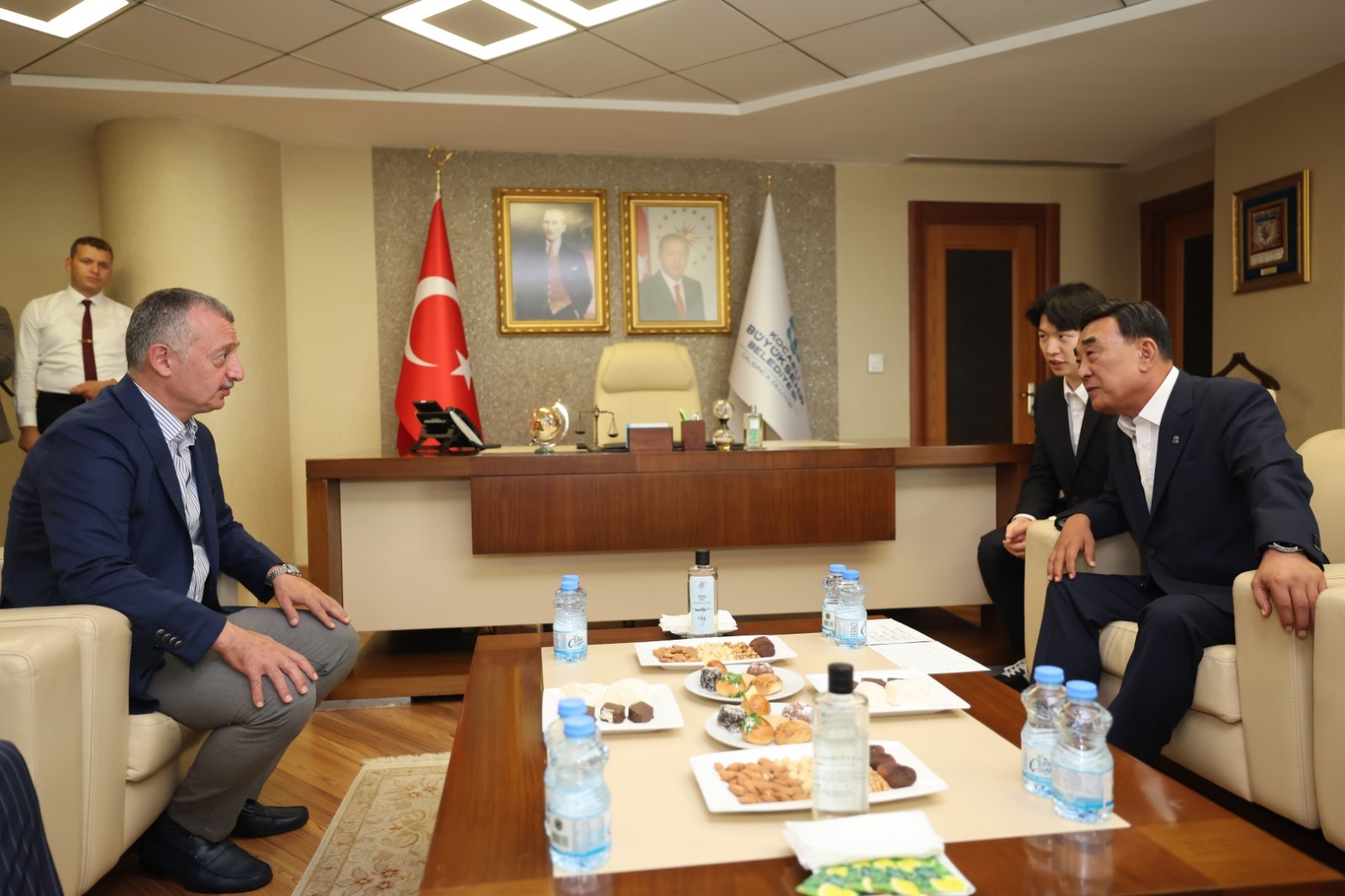 Güney Koreli Başkan pişmaniyeyi sevdi bol bol çay içti! Önemli ziyaret - Resim : 3