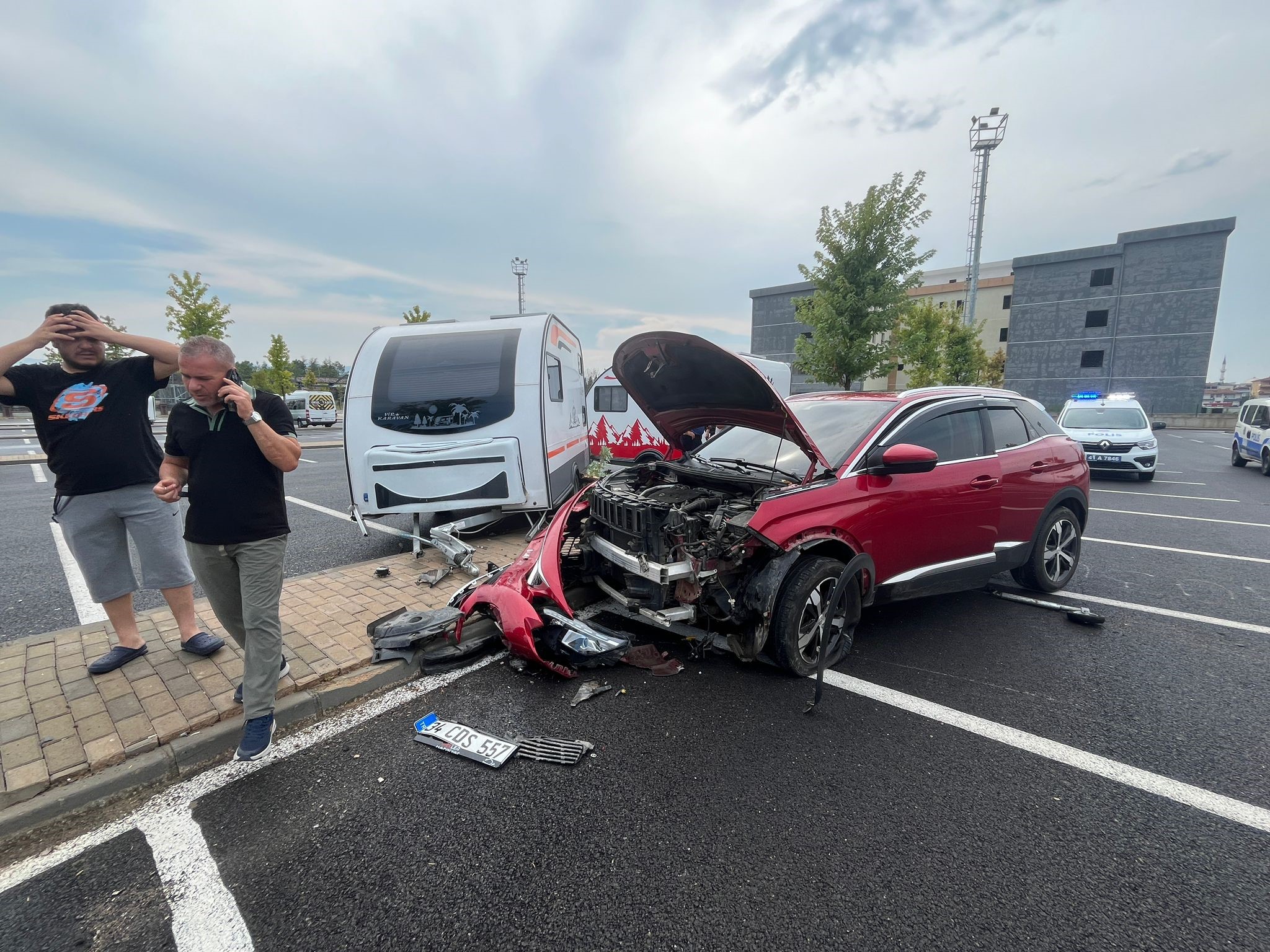 Hastane otoparkında kontrolden çıktı! Çarpa çarpa durabildi - Resim : 3