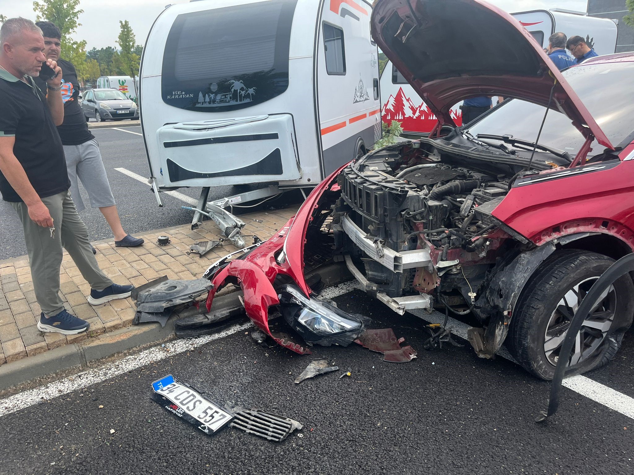 Hastane otoparkında kontrolden çıktı! Çarpa çarpa durabildi - Resim : 1