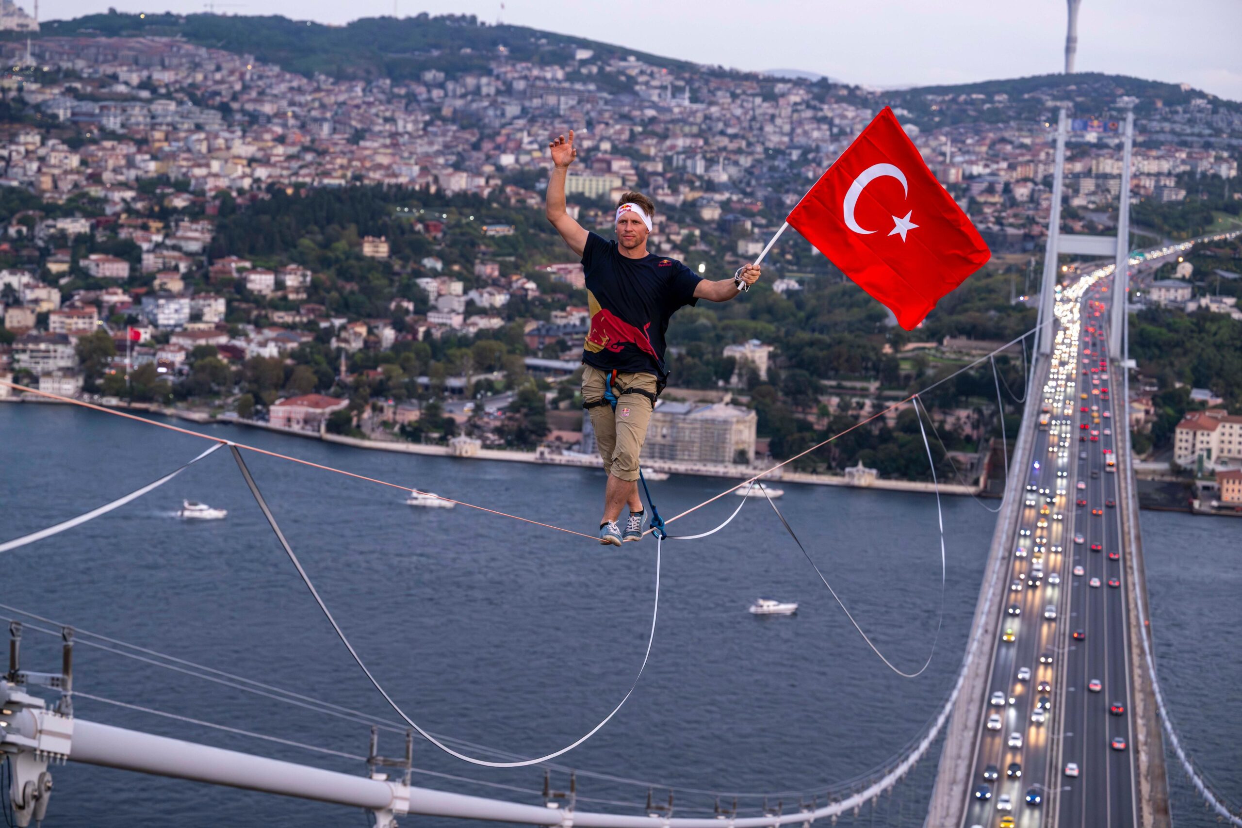 Heyecanlandırdı! 15 Temmuz Şehitler Köprüsü'nü ip üzerinde yürüyerek geçti - Resim : 2