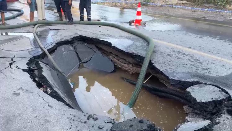 İçme suyu hattı patladı, cadde sular altında kaldı!