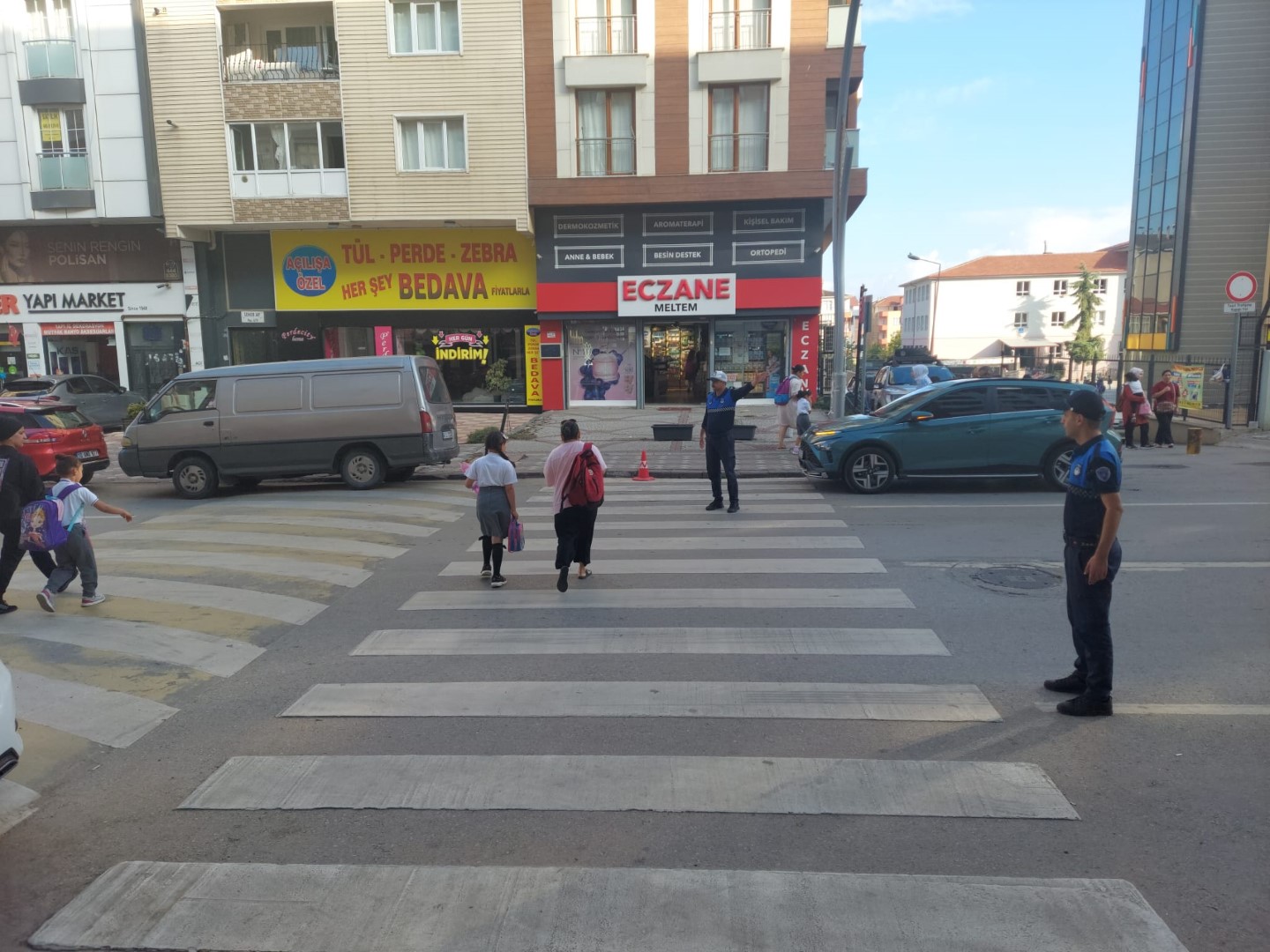 İlk ders zili çaldı... Zabıta ekipleri çocukların güvenliği için sahada - Resim : 1