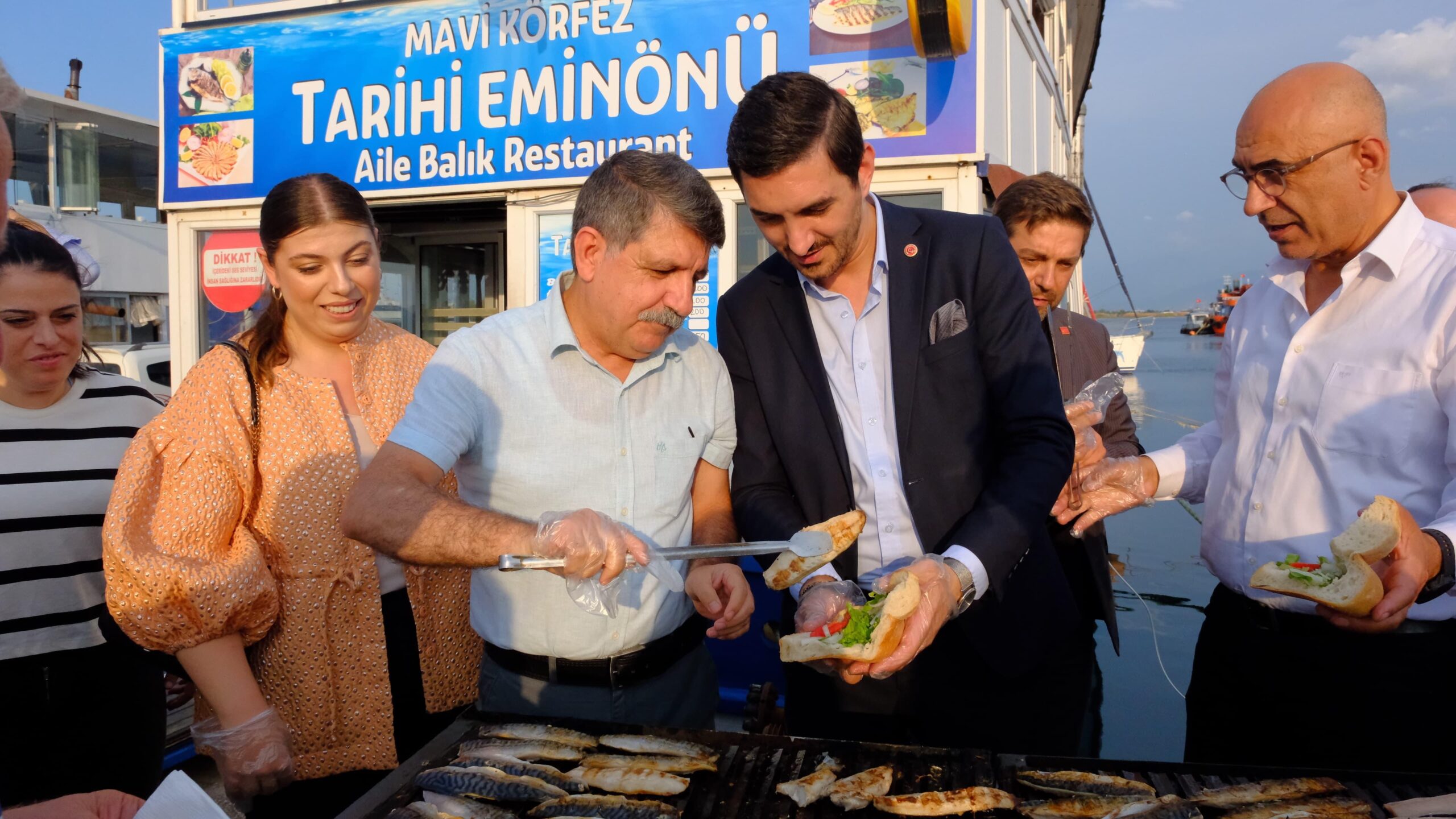 İzmit'te 1000 ücretsiz balık ekmek dağıtıldı! - Resim : 17