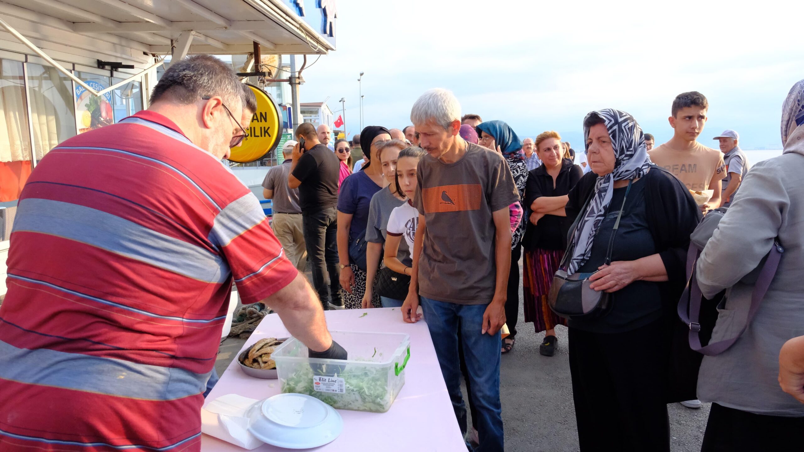 İzmit'te 1000 ücretsiz balık ekmek dağıtıldı! - Resim : 12