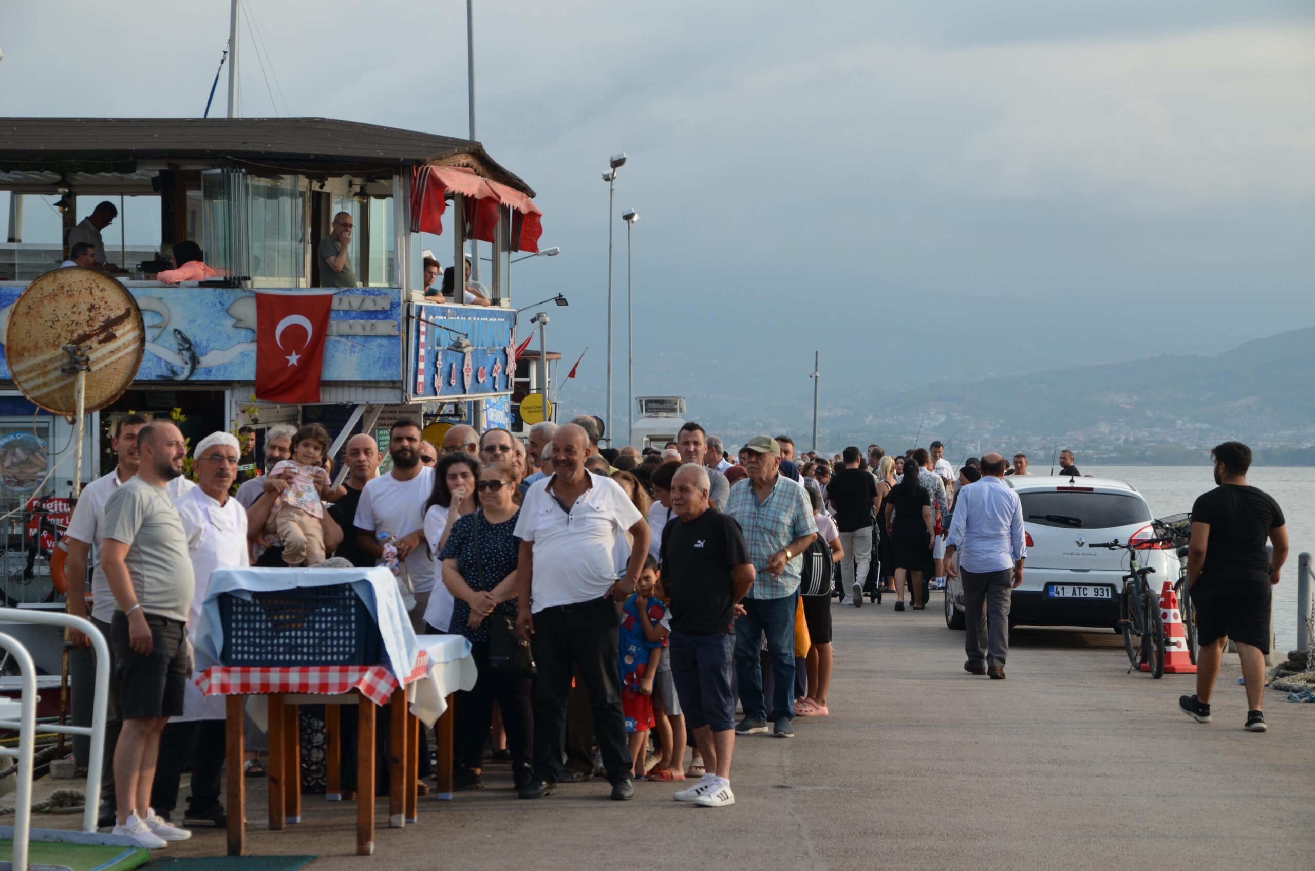 İzmit'te 1000 ücretsiz balık ekmek dağıtıldı! - Resim : 11