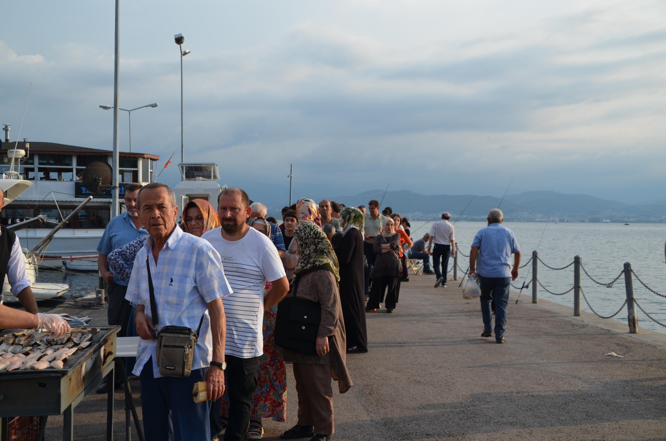 İzmit'te 1000 ücretsiz balık ekmek dağıtıldı! - Resim : 2