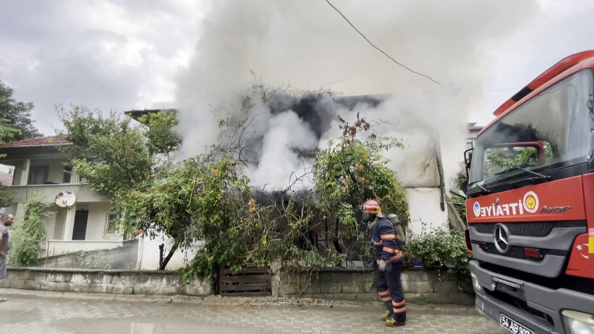 Karı-koca arasında facia: Evi ateşe verdi! - Resim : 1