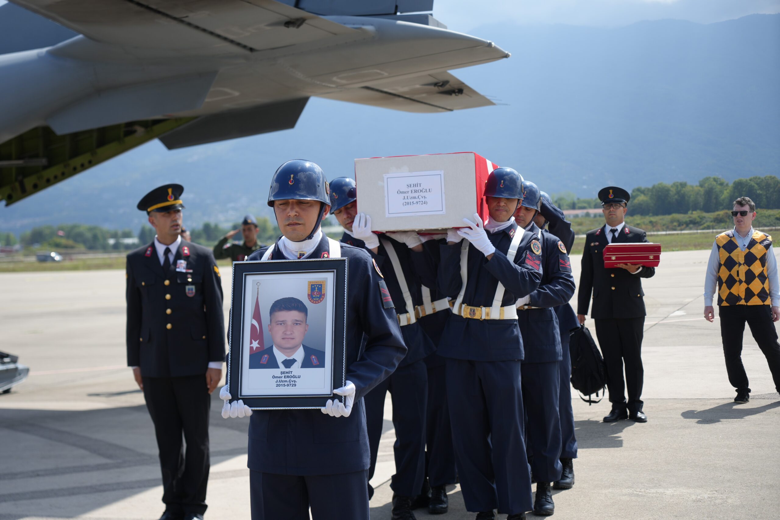 Kocaeli'ye getirilen şehidin eşi: Ben söz verdim ağlamayacağım - Resim : 8