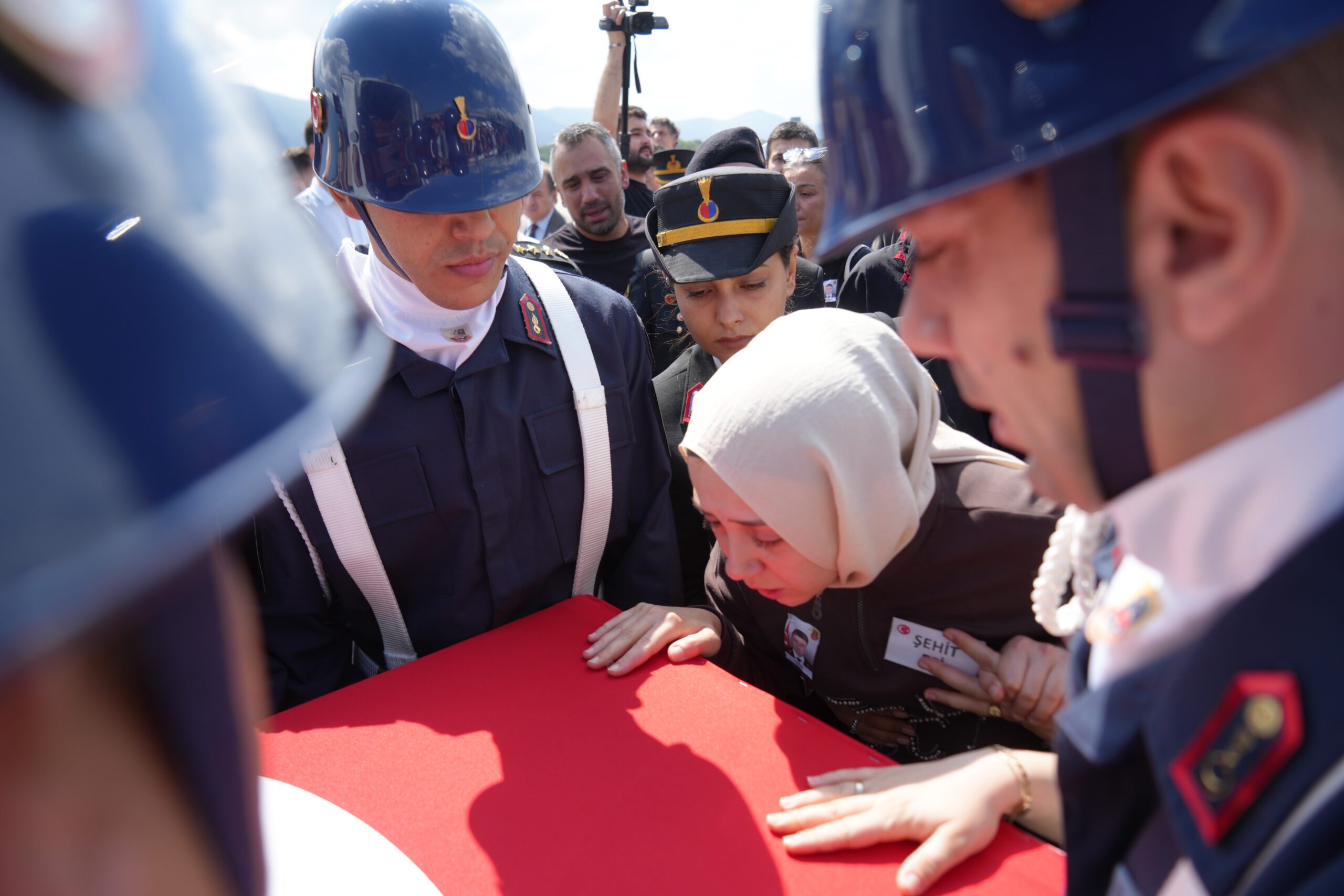 Kocaeli'ye getirilen şehidin eşi: Ben söz verdim ağlamayacağım - Resim : 7