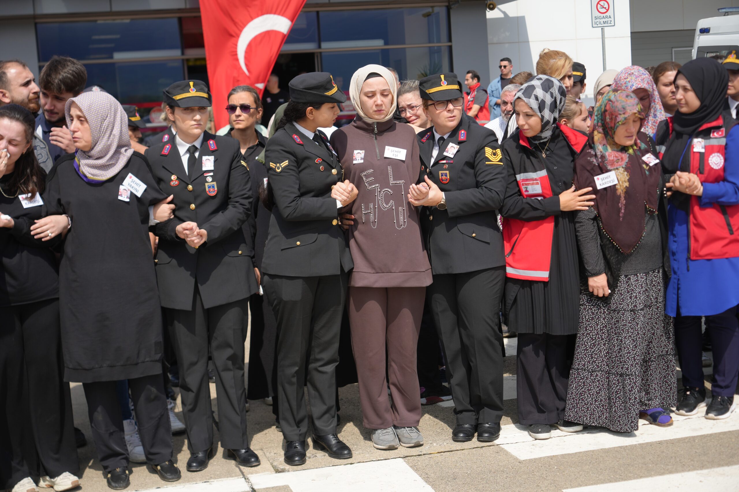 Kocaeli'ye getirilen şehidin eşi: Ben söz verdim ağlamayacağım - Resim : 6