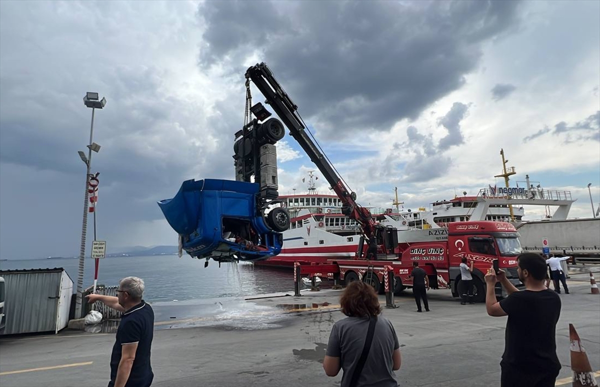 Korku dolu anlar: TIR denize düştü - Resim : 1