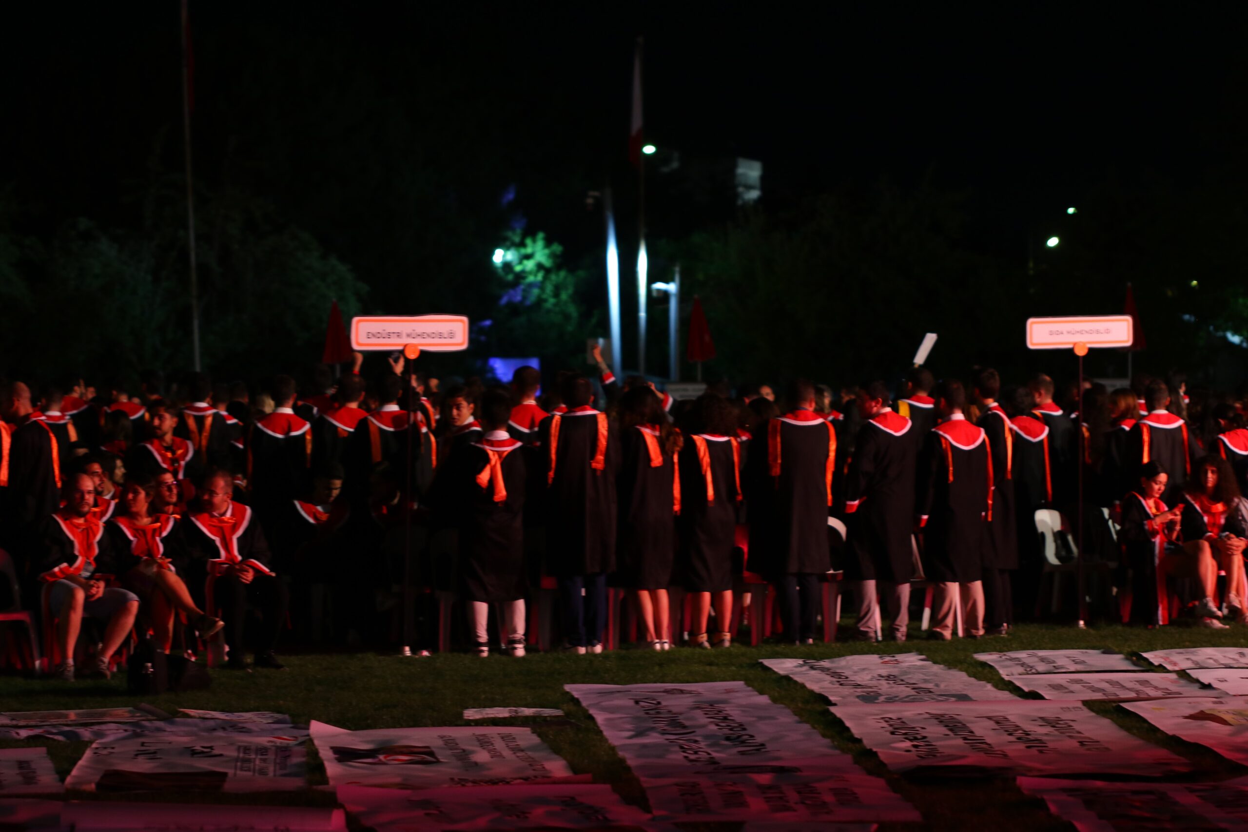 Mezuniyet töreninde dikkat çeken protesto: Elektriği kestiler! - Resim : 6