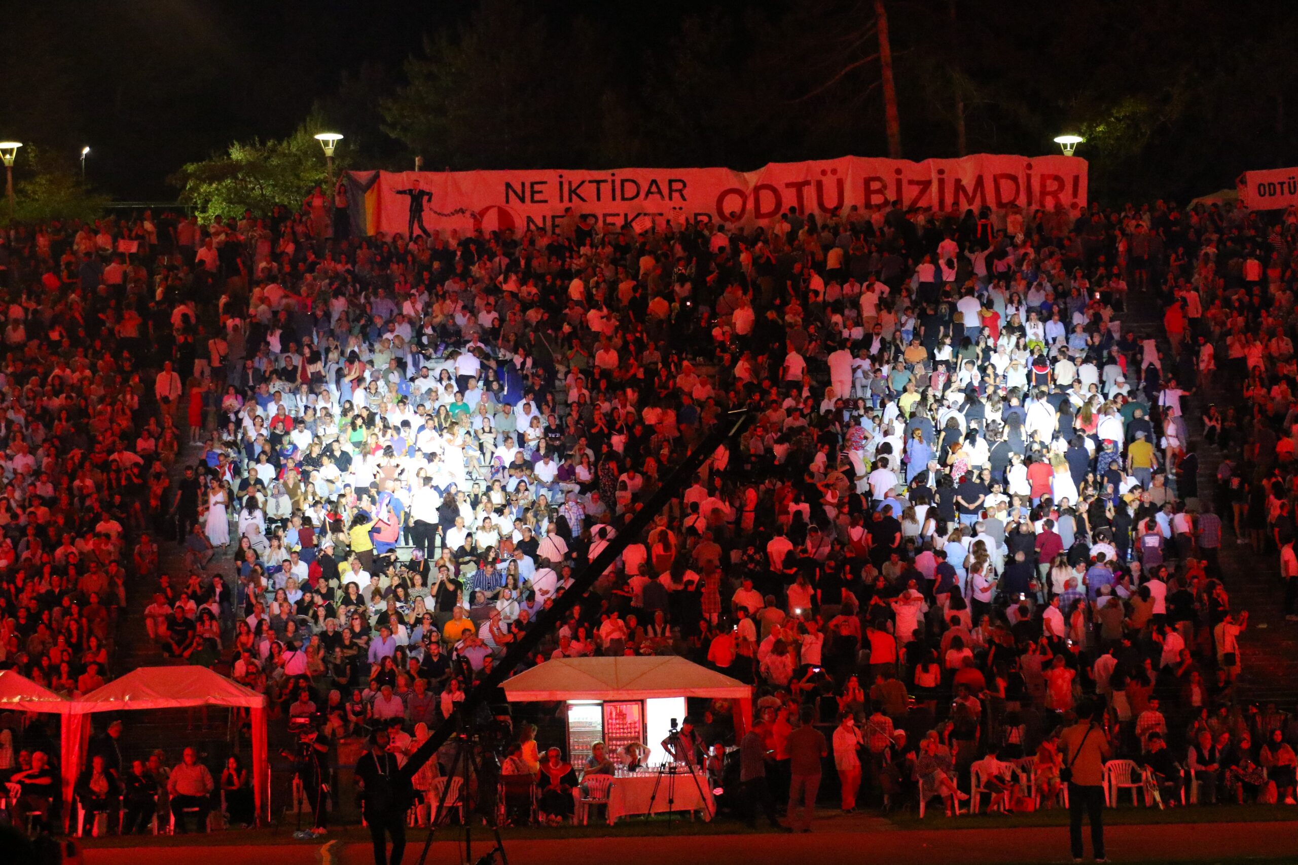 Mezuniyet töreninde dikkat çeken protesto: Elektriği kestiler! - Resim : 4