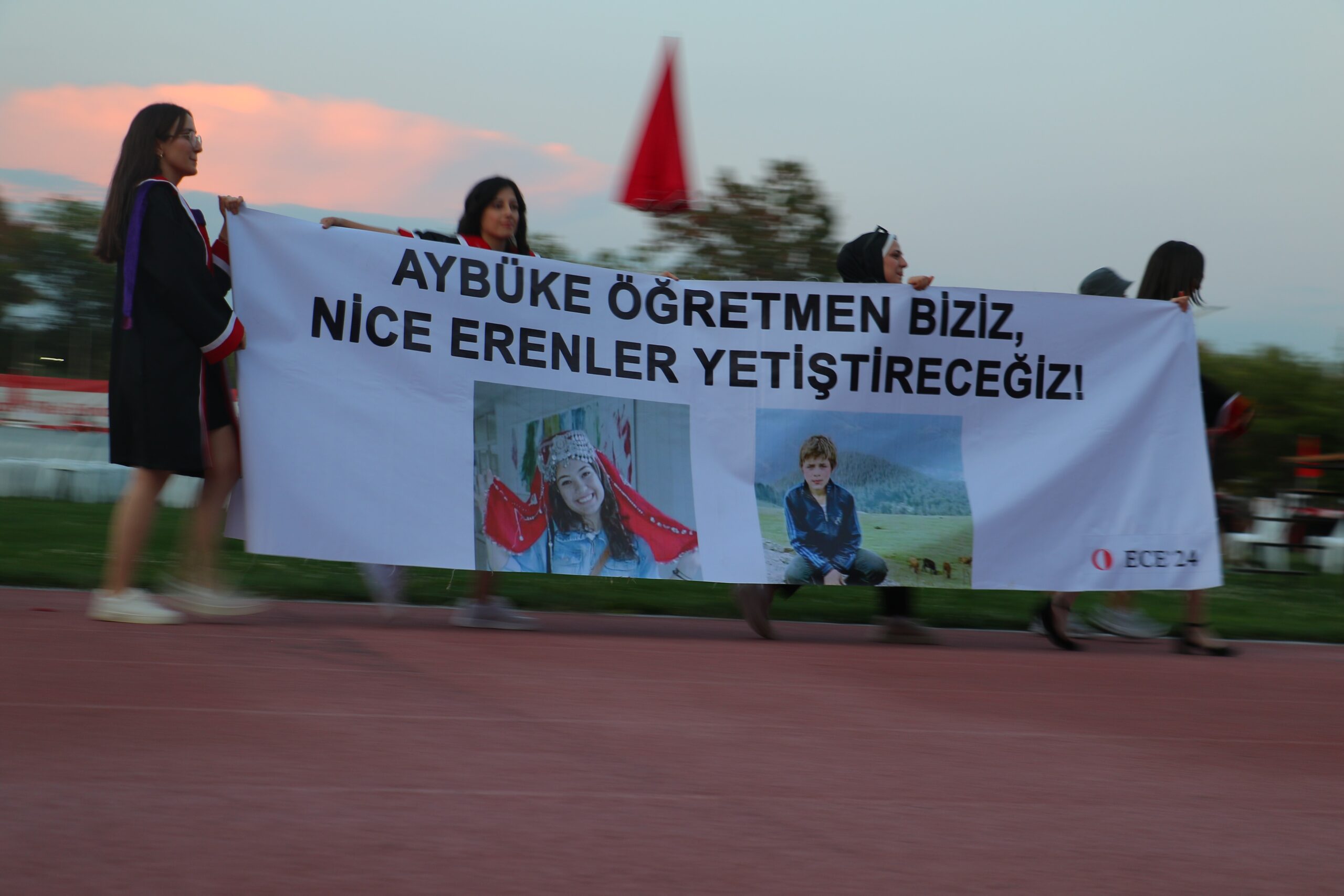 Mezuniyet töreninde dikkat çeken protesto: Elektriği kestiler! - Resim : 2