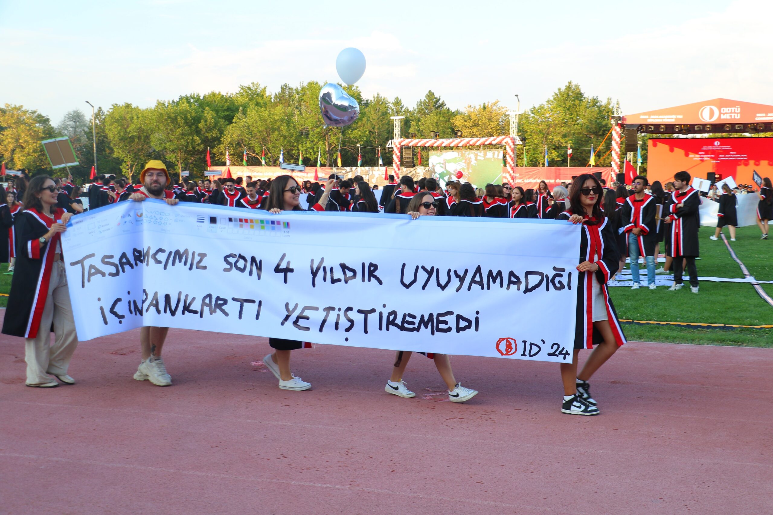 Mezuniyet töreninde dikkat çeken protesto: Elektriği kestiler! - Resim : 1